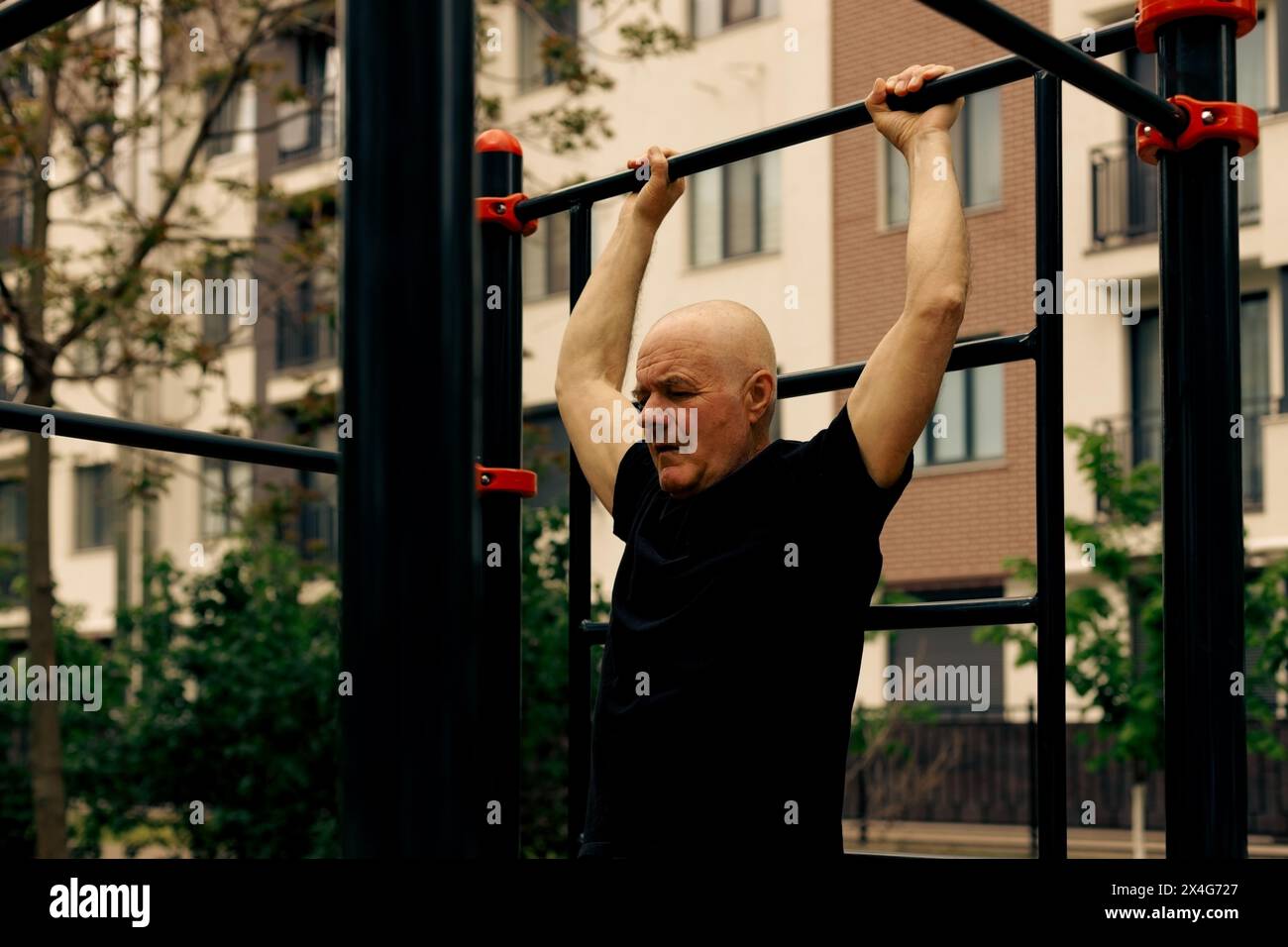 Senior Mann, der Sport auf Fitness-Outdoor-Trainingsstationen macht Stockfoto