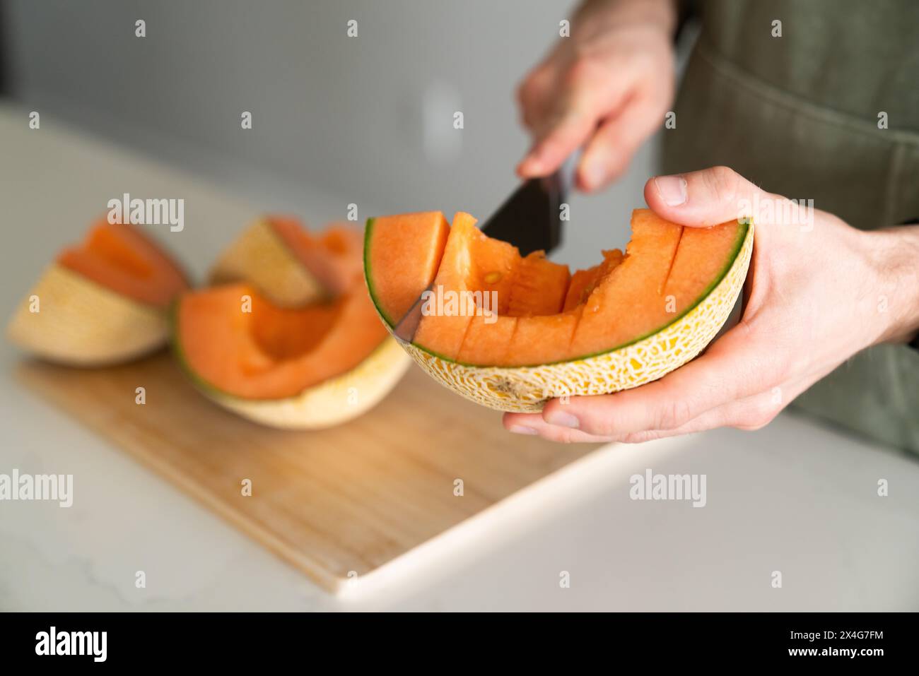 Schneide die Cantaloupe für Einen Snack auf Stockfoto