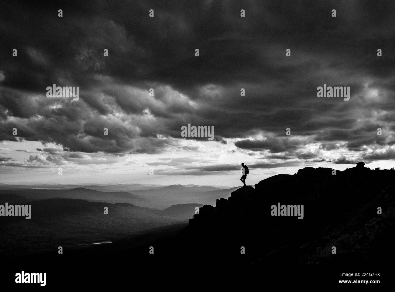 Ein einsamer Wanderer steht auf dem Gipfel des Bigelow Mountain, Maine Stockfoto