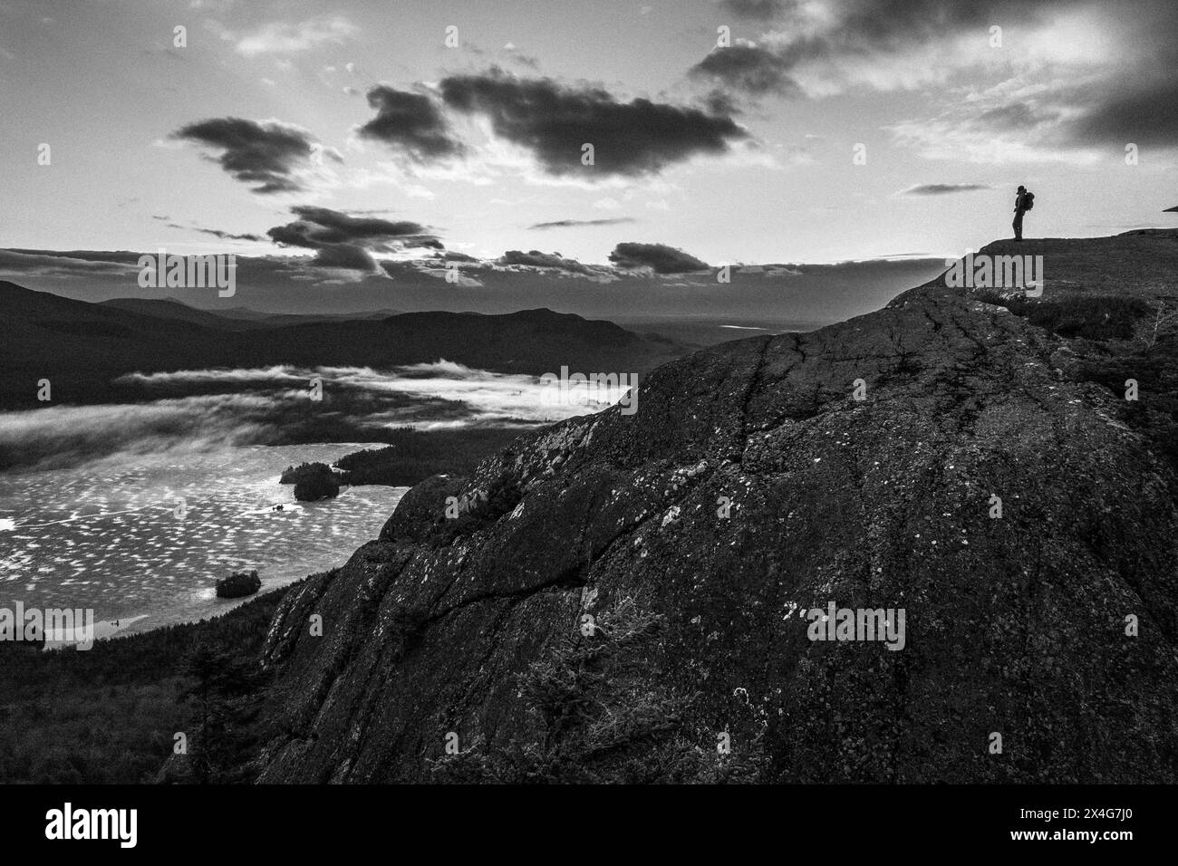 Einsamer Mann auf dem Gipfel des Borestone Mountain, Maine Stockfoto