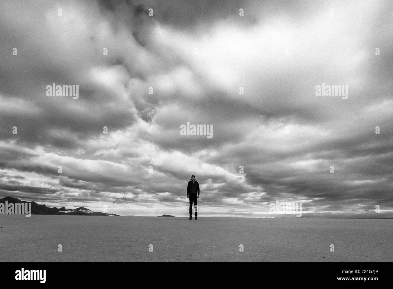 Man steht isoliert und allein auf Bonneville Salt Flats, Utah Stockfoto