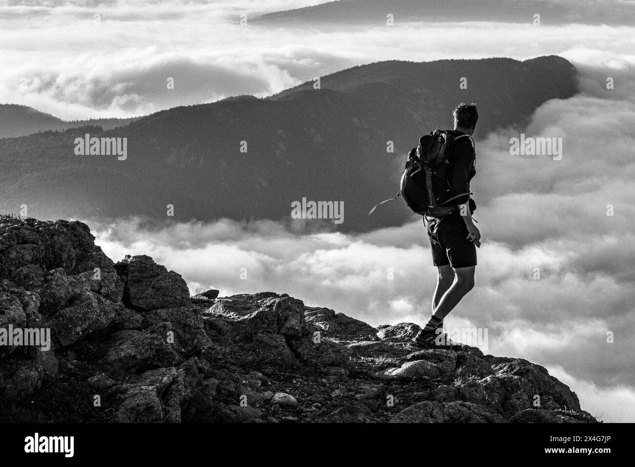 Wanderer steht auf dem Gipfel des Berges, Appalachian Trail, Maine Stockfoto