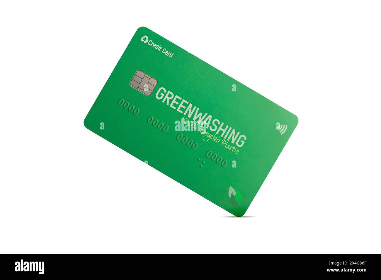 Greenwashing-Konzept: Gefälschte grüne Kreditkarte auf weißem Hintergrund Stockfoto