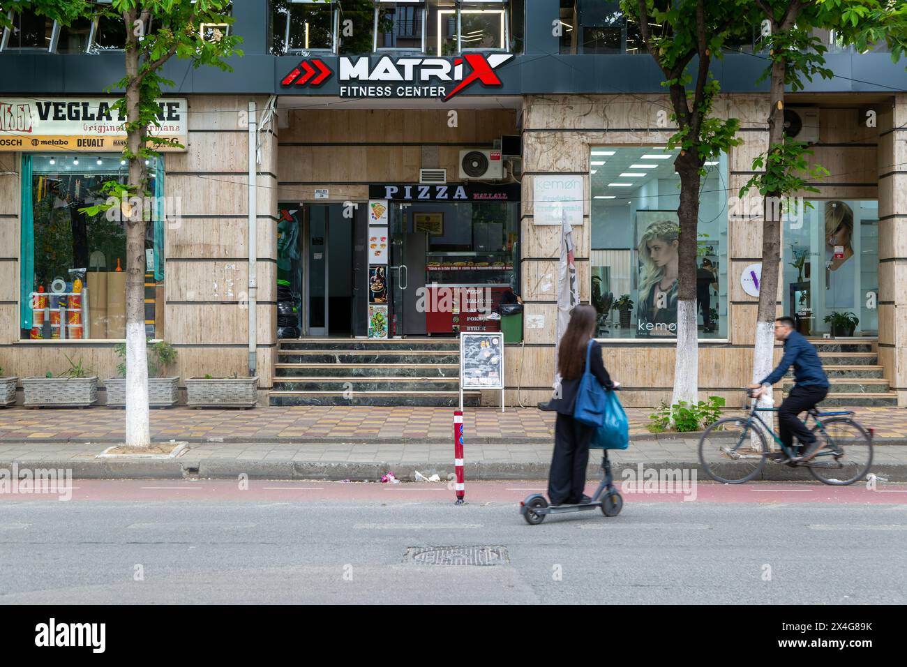 Menschen auf der Straße vor dem Matrix Fitness Center Gym im Stadtzentrum, Rruga e Barrikadave, Tirana, Albanien, Europa Stockfoto