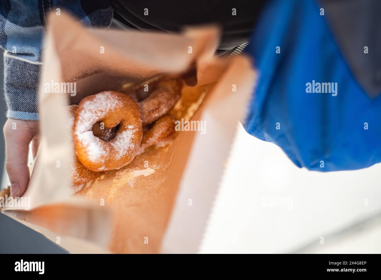 Papiertüte mit Donuts bedeckt mit Zucker Stockfoto