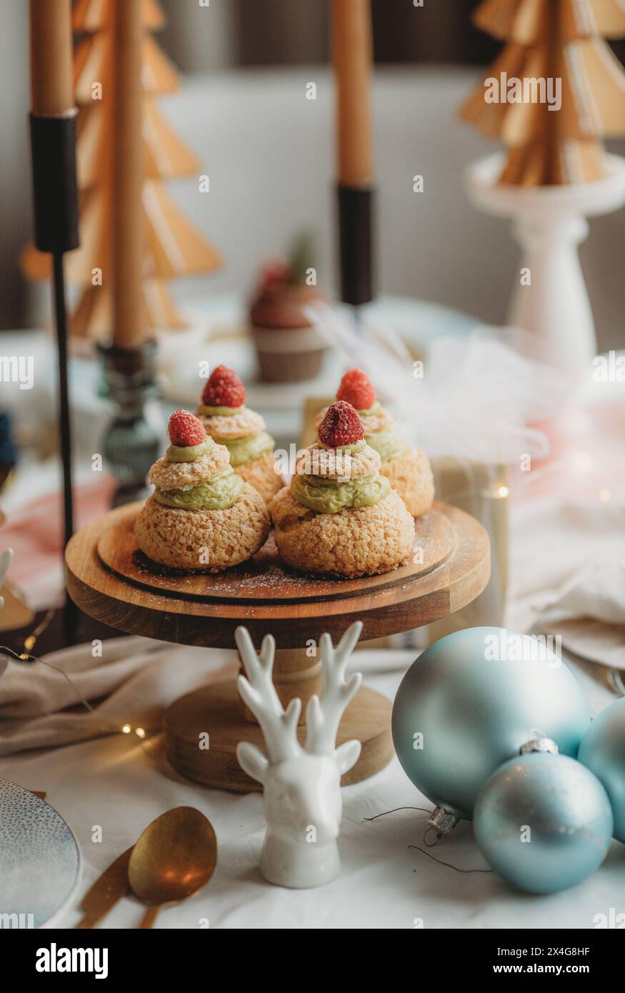 Weihnachtszauber: Paris-Brest Delight on Table' Stockfoto