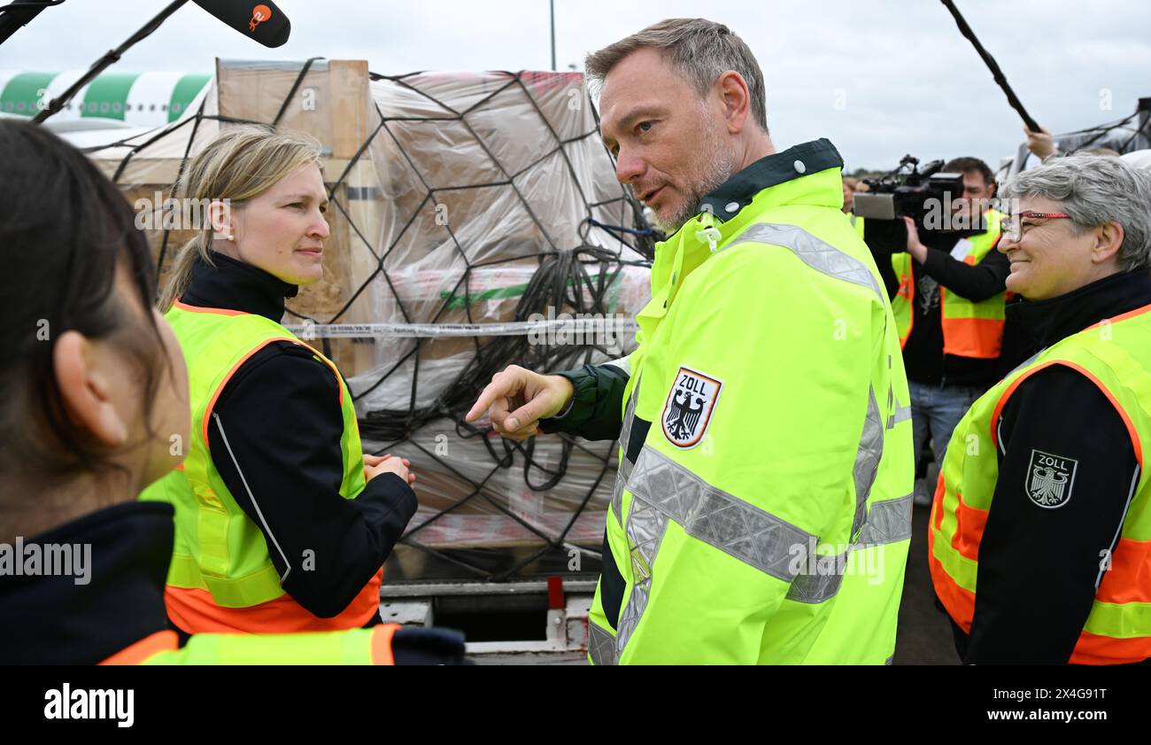 03. Mai 2024, Hessen, Frankfurt/Main: Bundesfinanzminister Christian Lindner (FDP, 2. Rechts) erfährt bei einem Besuch auf dem Frankfurter Flughafen gemeinsam mit Colette Hercher, Präsidentin der Generaldirektion Zoll, über die Arbeit des Zolls. Anlass ist die Präsentation der landesweiten Zollbilanz für 2023. Foto: Arne Dedert/dpa Stockfoto