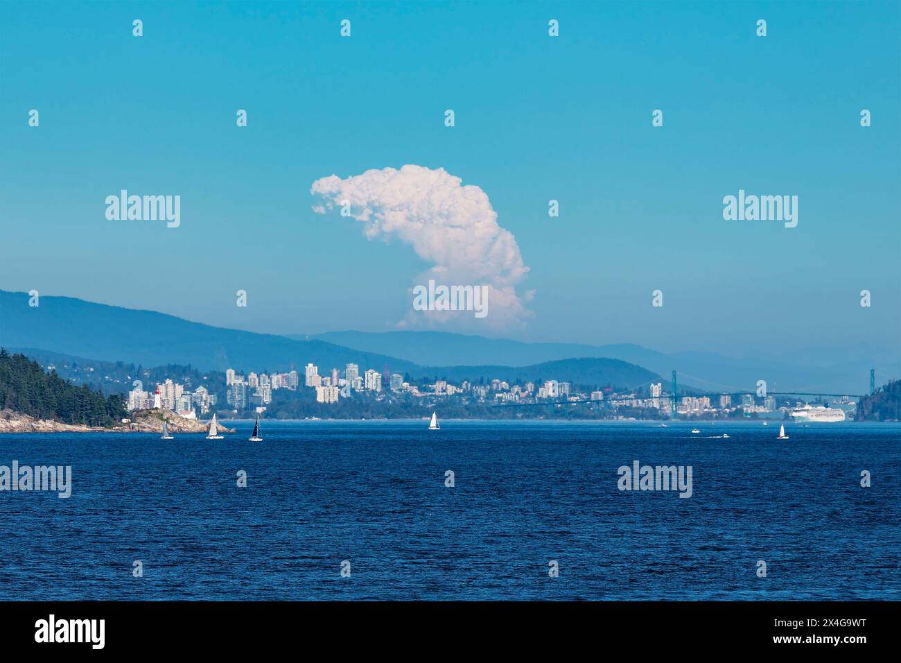 Wildfire Smoke Wolke der 2023 Kelowna Waldbrände in Vancouver, British Columbia, Kanada. Stockfoto