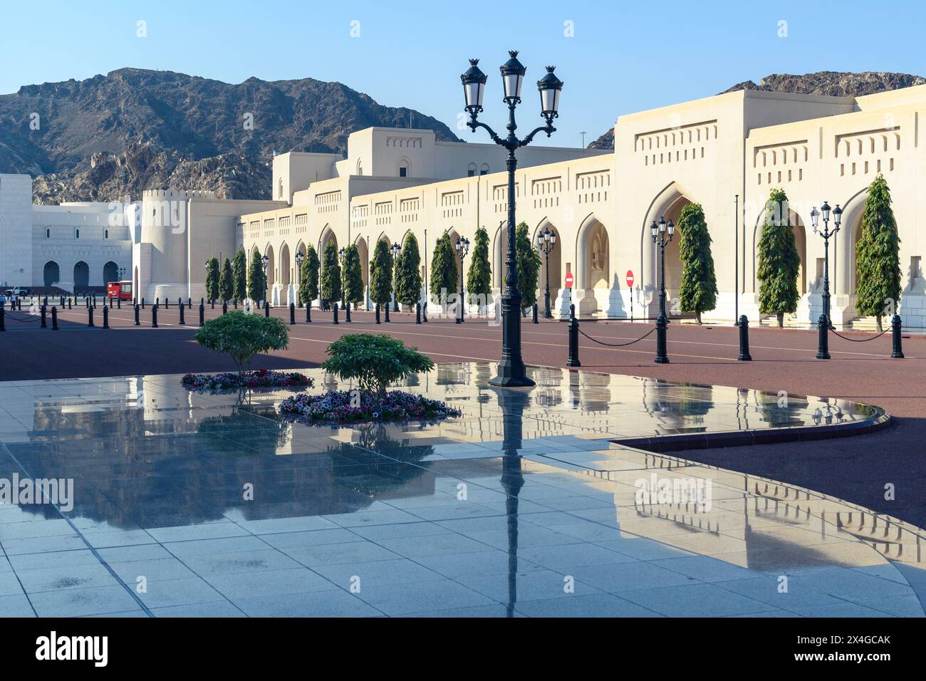 Maskat, Oman - 2. Januar 2024: Der prächtige Al Alam Palace Platz lässt sich im goldenen Sonnenlicht erstrahlen und zeigt seine architektonische Schönheit und seinen ruhigen geldautomaten Stockfoto