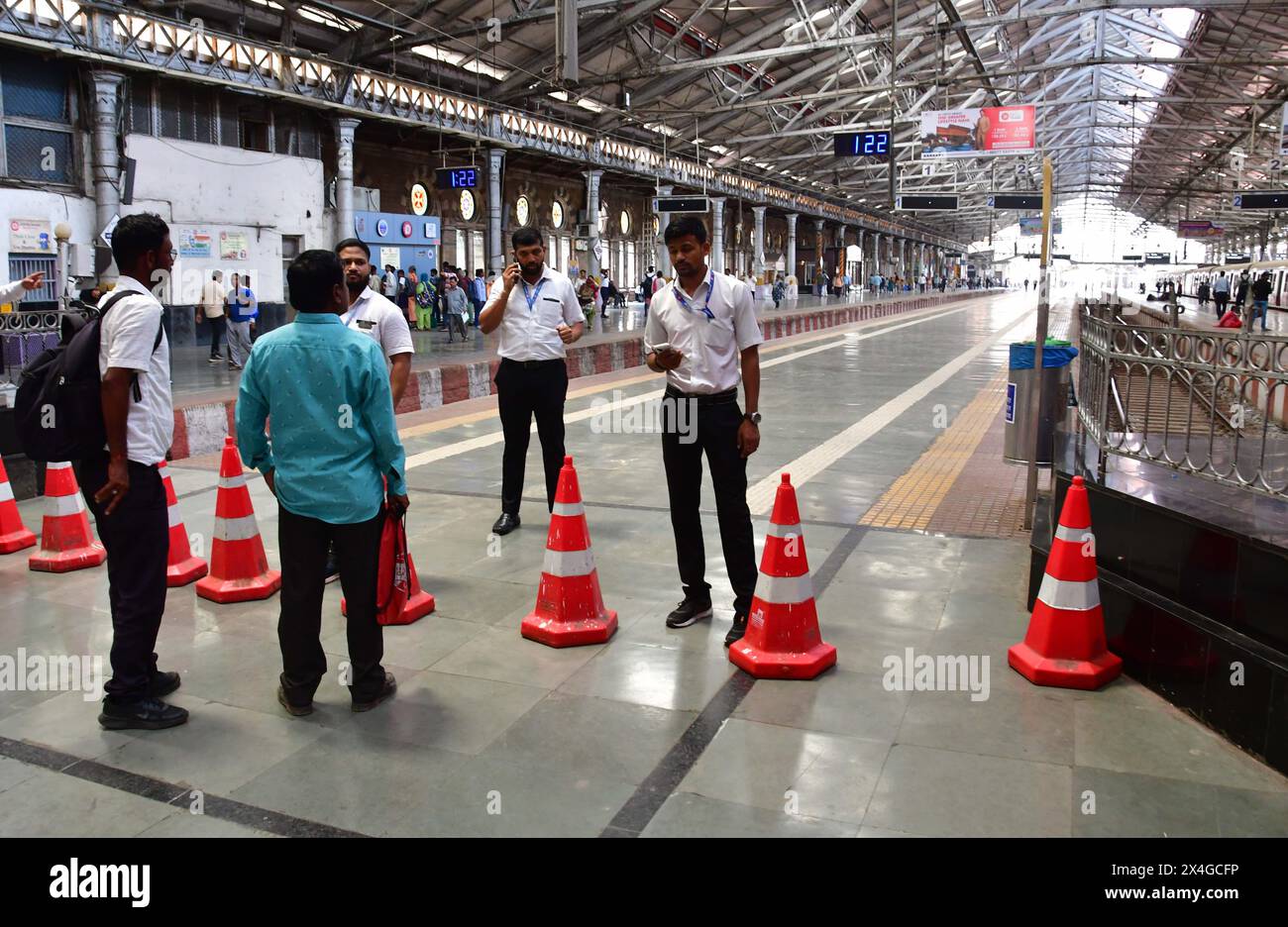 Mumbai, Indien. Mai 2024. MUMBAI, INDIEN - 29. APRIL: Der Mumbai Local Train entgleiste am 29. April 2024 in Mumbai, Indien, an der Harbour Line Railway Railway Railway, die in Richtung CSMT Railway Station am Bahnsteig Nr. 2 kam. Der Hafenverkehr war am Donnerstag weiterhin ein Chaos, als die Behörden sich darum bemühten, einen defekten Teil einer Strecke in der Nähe des Chhatrapati Shivaji Maharaj Terminus (CSMT) zu reparieren, der Anfang dieser Woche zu zwei Entgleisungen führte. (Foto: Bhushan Koyande/Hindustan Times/SIPA USA) Credit: SIPA USA/Alamy Live News Stockfoto