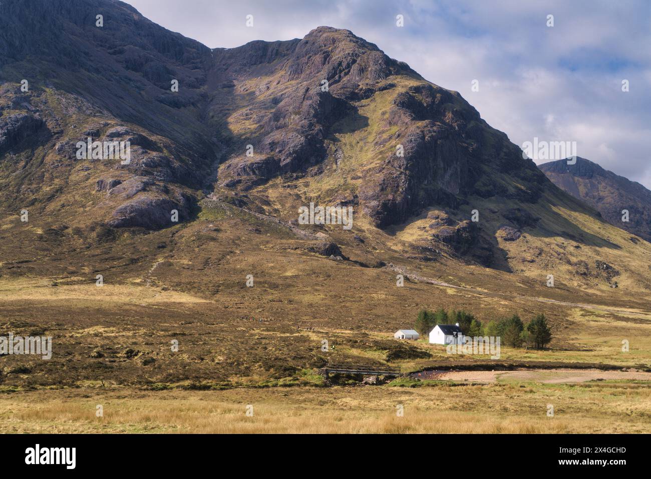 Blick nach Süden von der A82 am östlichen Ende von Glencoe. Das Weiße Haus im Schatten von Buichaille Buichaille Etive Mor. Schottland Großbritannien Stockfoto