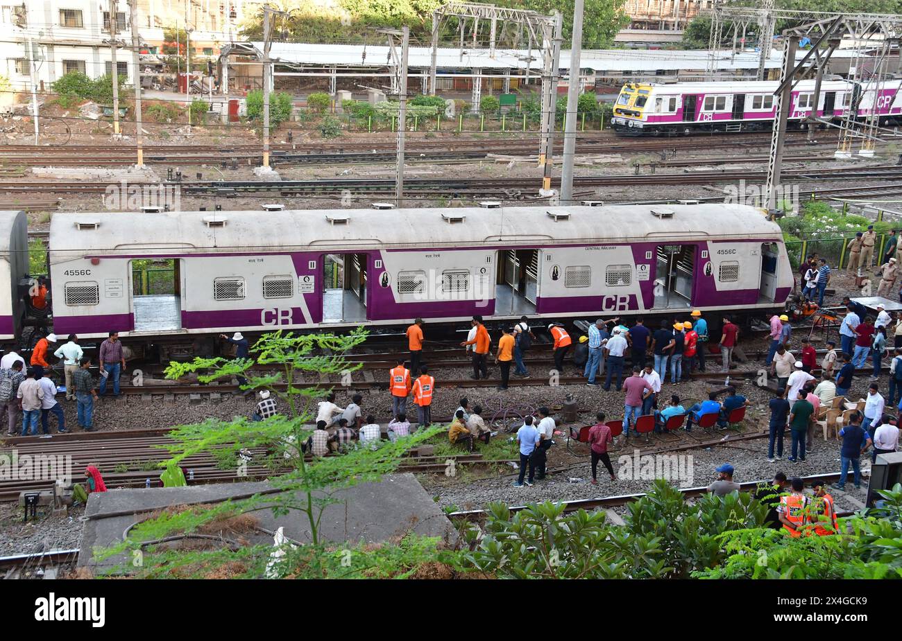 MUMBAI, INDIEN – 1. MAI: Der Mumbai Local Train entgleiste am 1. Mai 2024 in Mumbai, Indien, an der Harbour Line Railway Railway Railway, die in Richtung CSMT Railway Station auf Gleis Nr. 2 kam. Der Hafenverkehr war am Donnerstag weiterhin ein Chaos, als die Behörden sich darum bemühten, einen defekten Teil einer Strecke in der Nähe des Chhatrapati Shivaji Maharaj Terminus (CSMT) zu reparieren, der Anfang dieser Woche zu zwei Entgleisungen führte. (Foto: Bhushan Koyande/Hindustan Times/SIPA USA ) Stockfoto