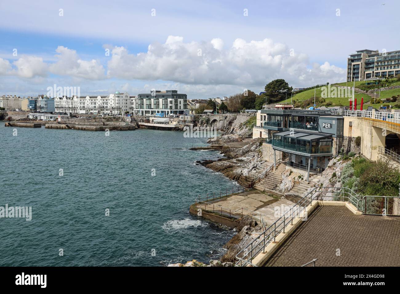 Die geschäftige Uferpromenade in West Hoe in Plymouth ist bereit, Trinker und Gäste zu begrüßen. Luxus-Apartments nutzen die exeeptional Aussicht auf Plymou Stockfoto