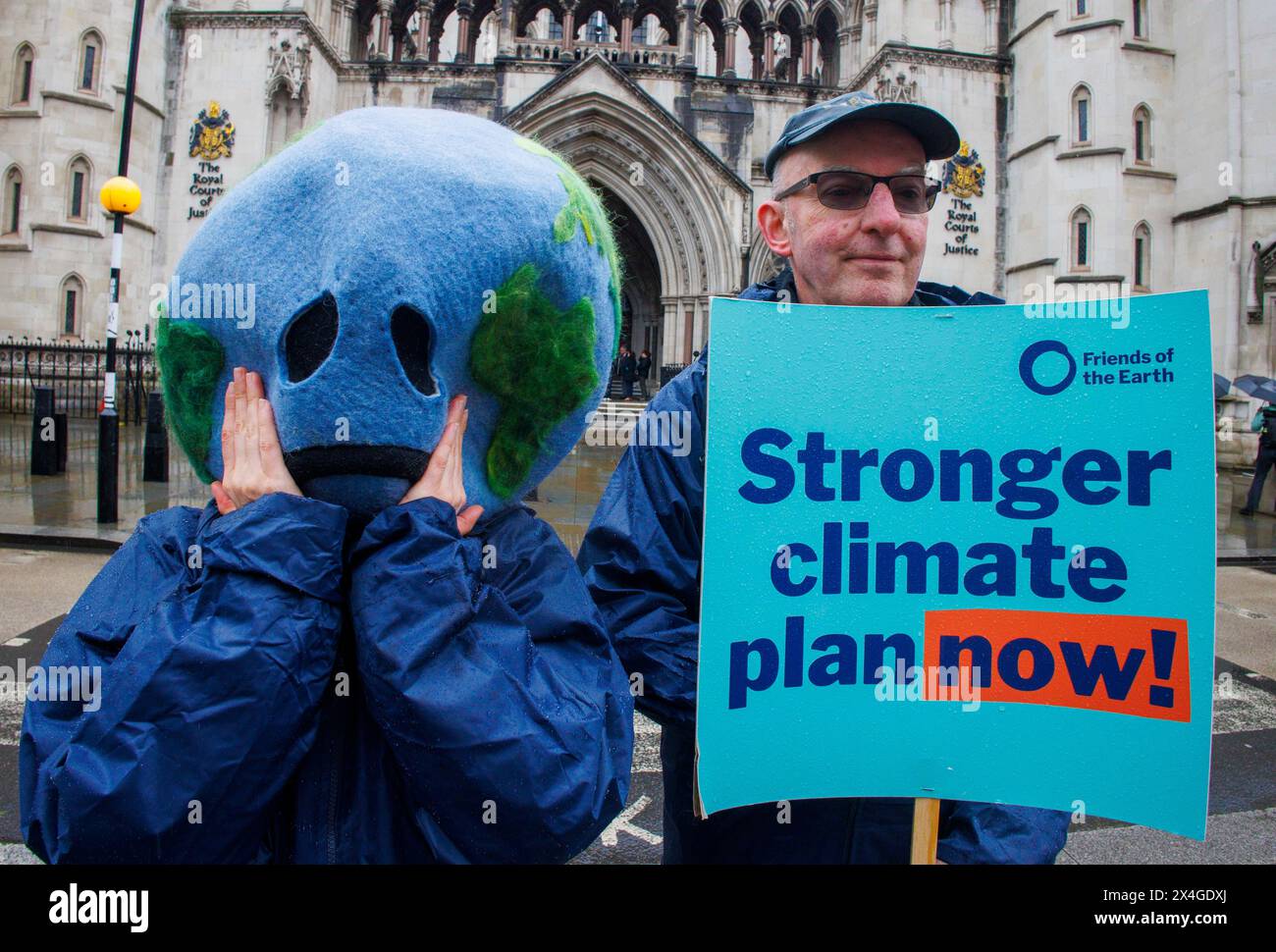 London, Großbritannien. Mai 2024. Ein bahnbrechendes Urteil des High Court hält den Klimaplan der Regierung für rechtswidrig – erneut zum zweiten Mal in weniger als zwei Jahren hat der High Court die unzureichende Klimastrategie der britischen Regierung für rechtswidrig befunden. In dem heutigen Urteil des High Court, das auf rechtliche Anfechtungen durch Friends of the Earth, ClientEarth und Good Law Project folgte, wurde erneut festgestellt, dass die Regierung gegen den Climate Change Act verstoßen hat, als sie den Carbon Budget Delivery Plan Credit: Mark Thomas/Alamy Live News verabschiedete Stockfoto