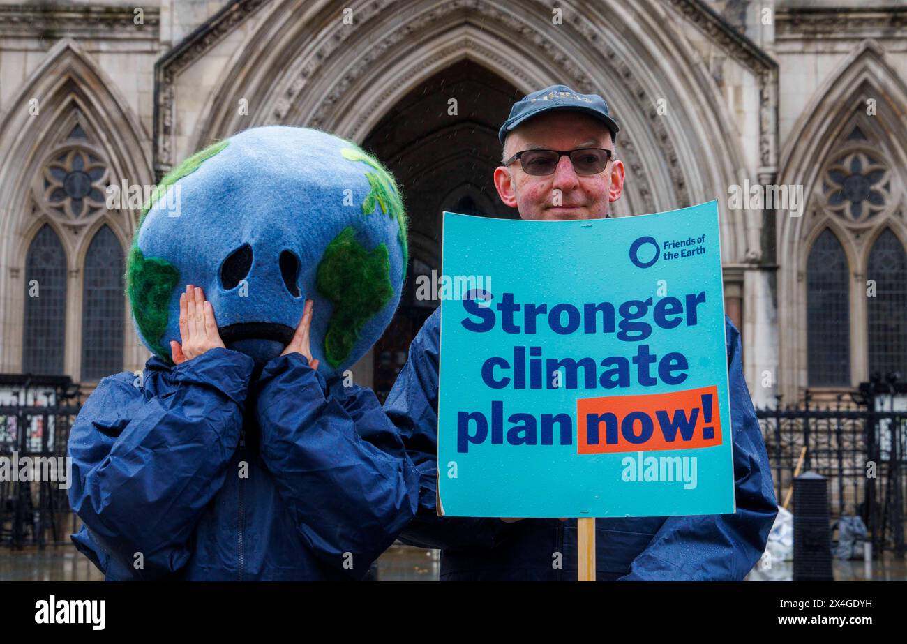 London, Großbritannien. Mai 2024. Ein bahnbrechendes Urteil des High Court hält den Klimaplan der Regierung für rechtswidrig – erneut zum zweiten Mal in weniger als zwei Jahren hat der High Court die unzureichende Klimastrategie der britischen Regierung für rechtswidrig befunden. In dem heutigen Urteil des High Court, das auf rechtliche Anfechtungen durch Friends of the Earth, ClientEarth und Good Law Project folgte, wurde erneut festgestellt, dass die Regierung gegen den Climate Change Act verstoßen hat, als sie den Carbon Budget Delivery Plan Credit: Mark Thomas/Alamy Live News verabschiedete Stockfoto