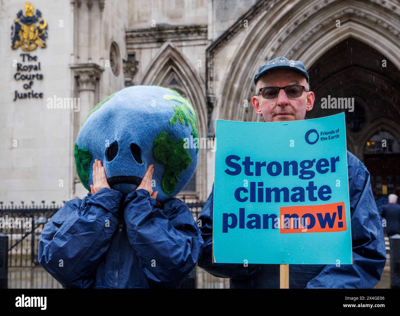 London, Großbritannien. Mai 2024. Ein bahnbrechendes Urteil des High Court hält den Klimaplan der Regierung für rechtswidrig – erneut zum zweiten Mal in weniger als zwei Jahren hat der High Court die unzureichende Klimastrategie der britischen Regierung für rechtswidrig befunden. In dem heutigen Urteil des High Court, das auf rechtliche Anfechtungen durch Friends of the Earth, ClientEarth und Good Law Project folgte, wurde erneut festgestellt, dass die Regierung gegen den Climate Change Act verstoßen hat, als sie den Carbon Budget Delivery Plan Credit: Mark Thomas/Alamy Live News verabschiedete Stockfoto