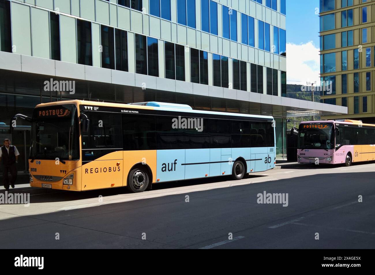 Innsbruck, Tirol, Österreich. Postbus, VVT Verkehrsverbund Tirol, Busse bzw Regiobusse am Innsbrucker Hauptbahnhof *** Innsbruck, Tirol, Österreich Postbus, VVT Verkehrsverbund Tirol, Busse und Regionalbusse am Innsbrucker Hauptbahnhof Stockfoto