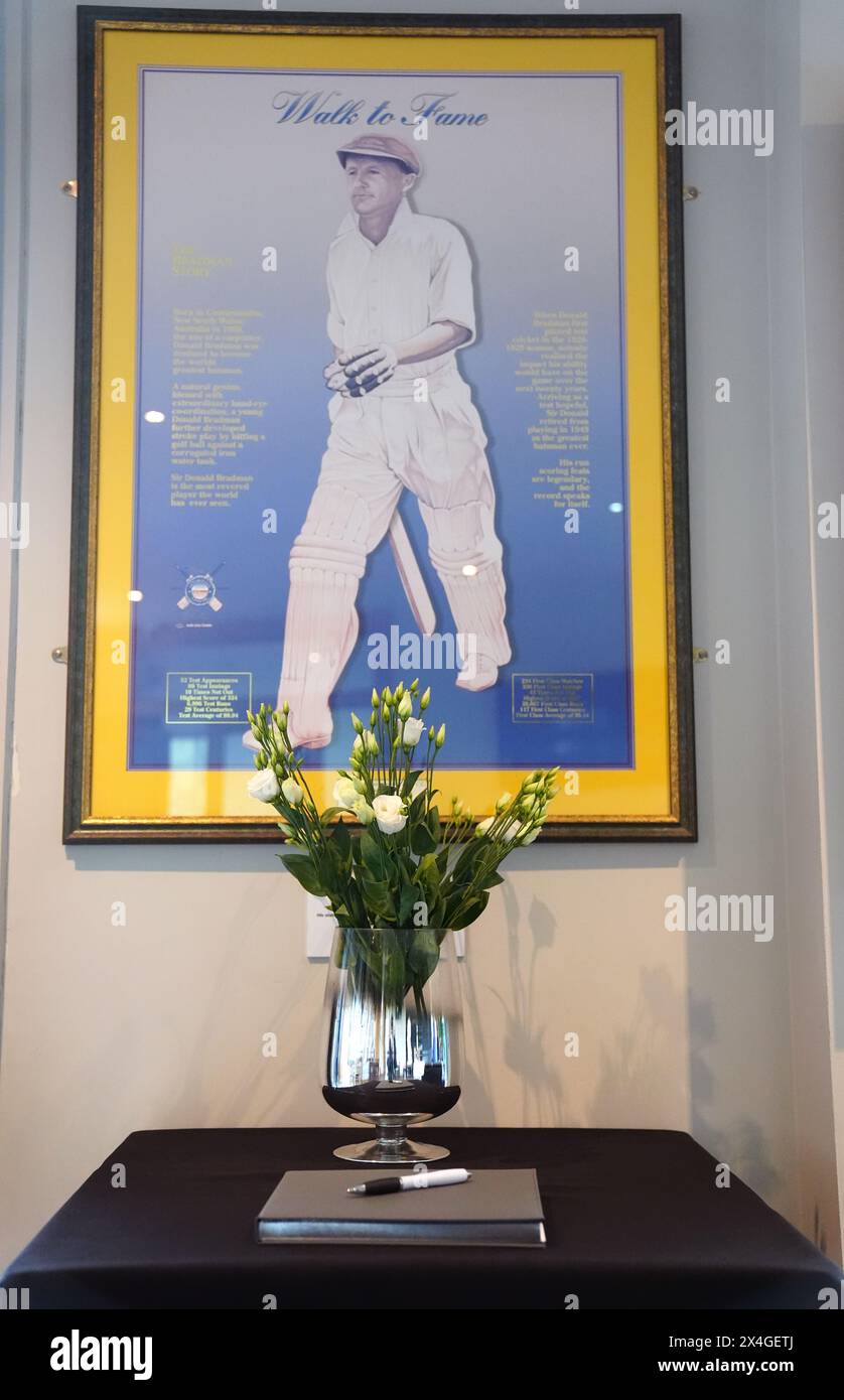 Ein Beileidsbuch in New Road, der Heimat von Worcestershire CCC, zum Gedenken an Josh Baker, den der Club gestern bekanntgab, im Alter von 20 Jahren gestorben sei. Bilddatum: Freitag, 3. Mai 2024. Stockfoto