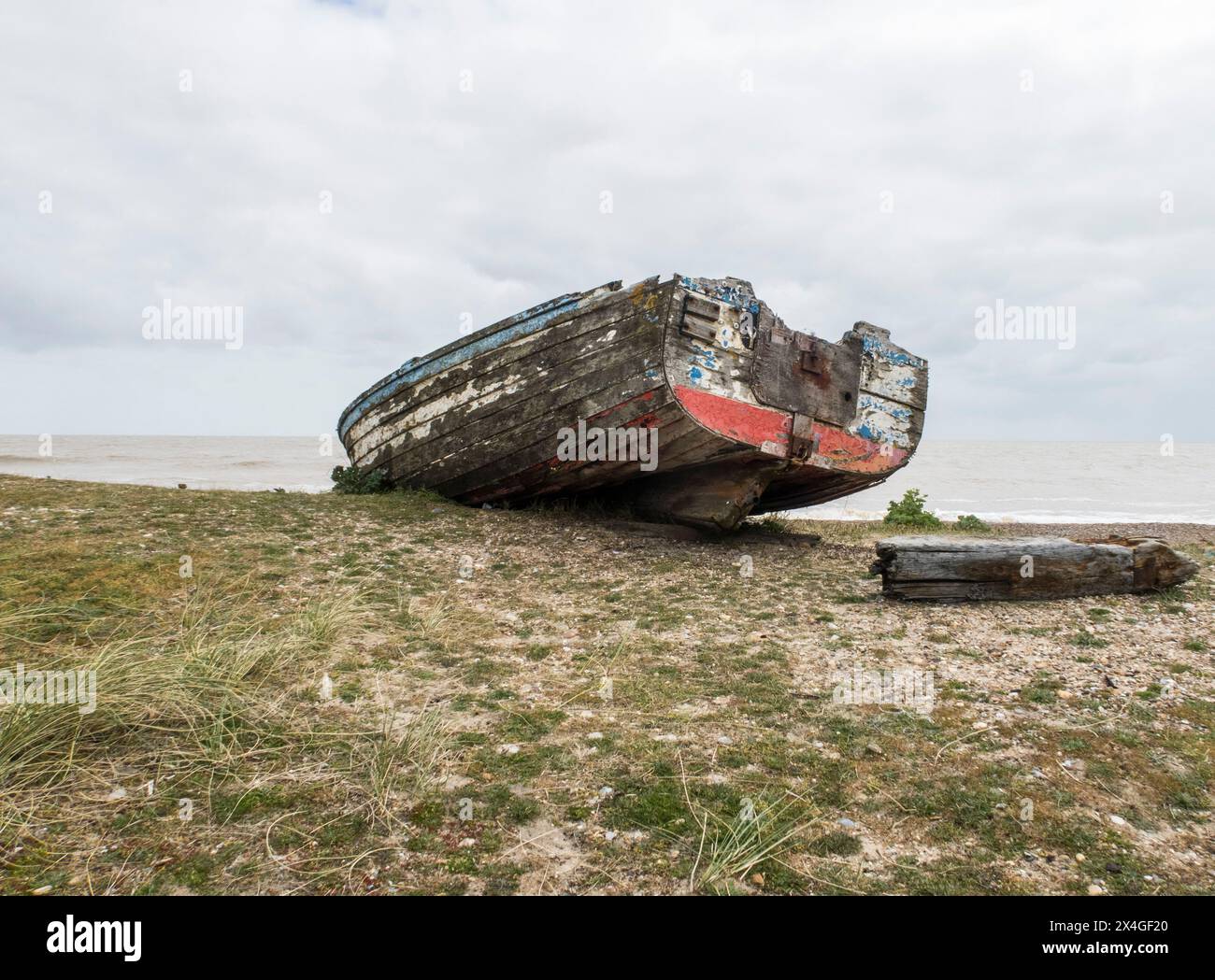 Altes verrottendes Boot am windgepeitschten Strand Stockfoto