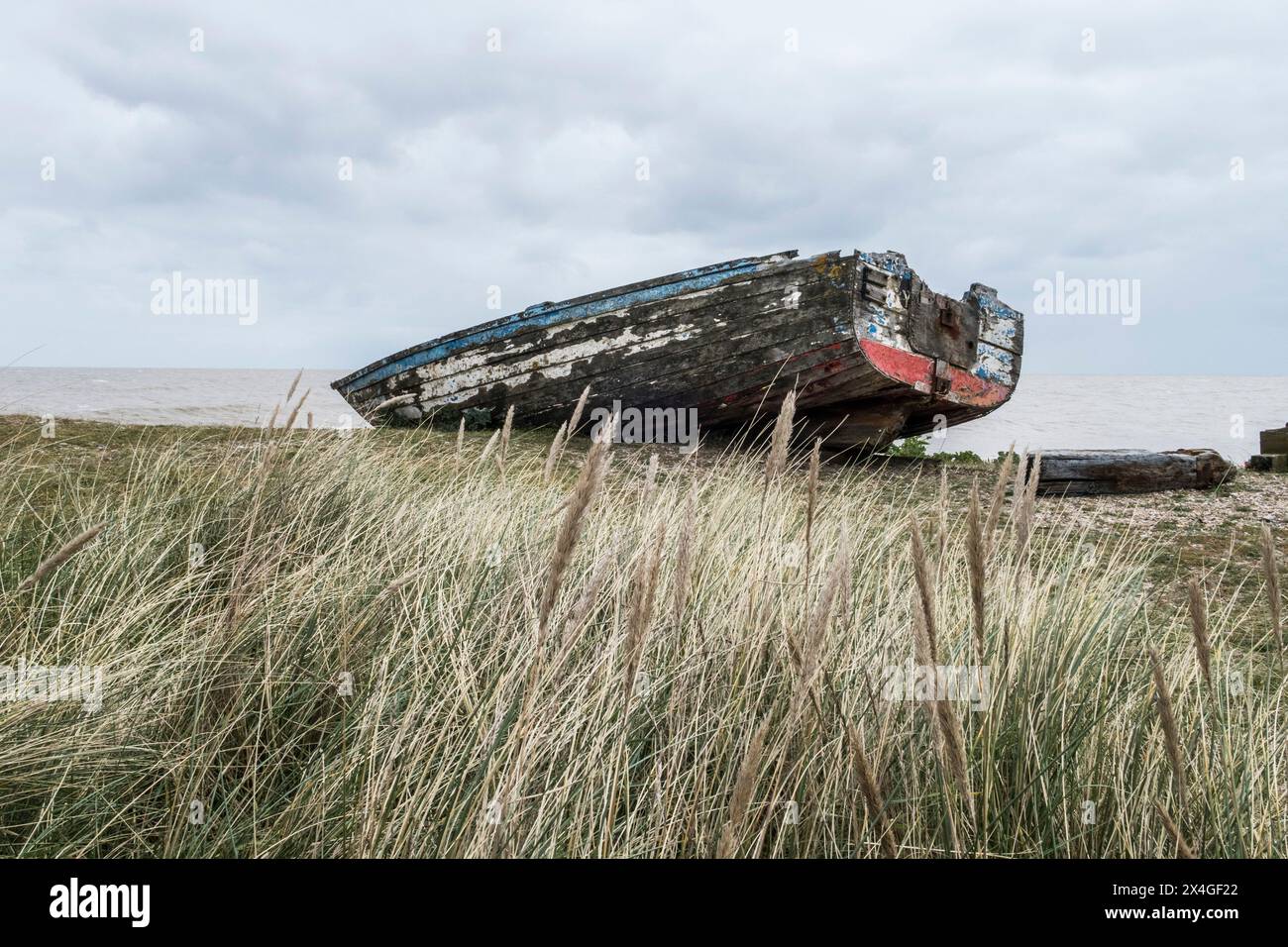Altes verrottendes Boot am windgepeitschten Strand Stockfoto