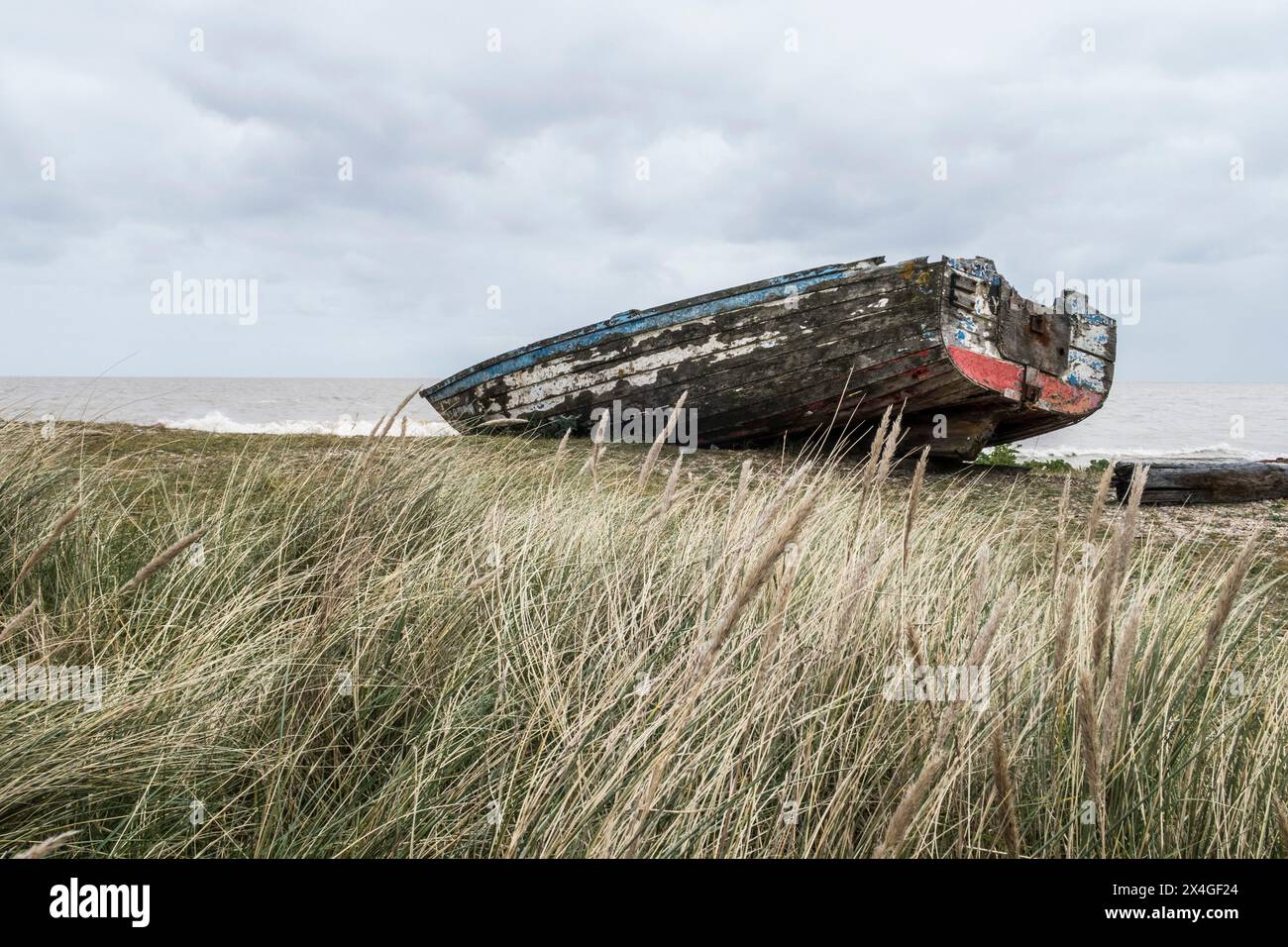 Altes verrottendes Boot am windgepeitschten Strand Stockfoto