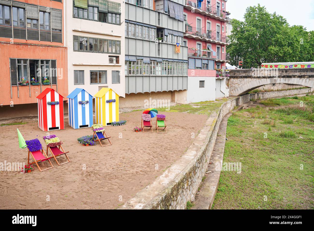 Eine Strandszene mit drei farbenfrohen Strandhäusern in der Stadt. Sommerzeit in der urbanen Szene Stockfoto