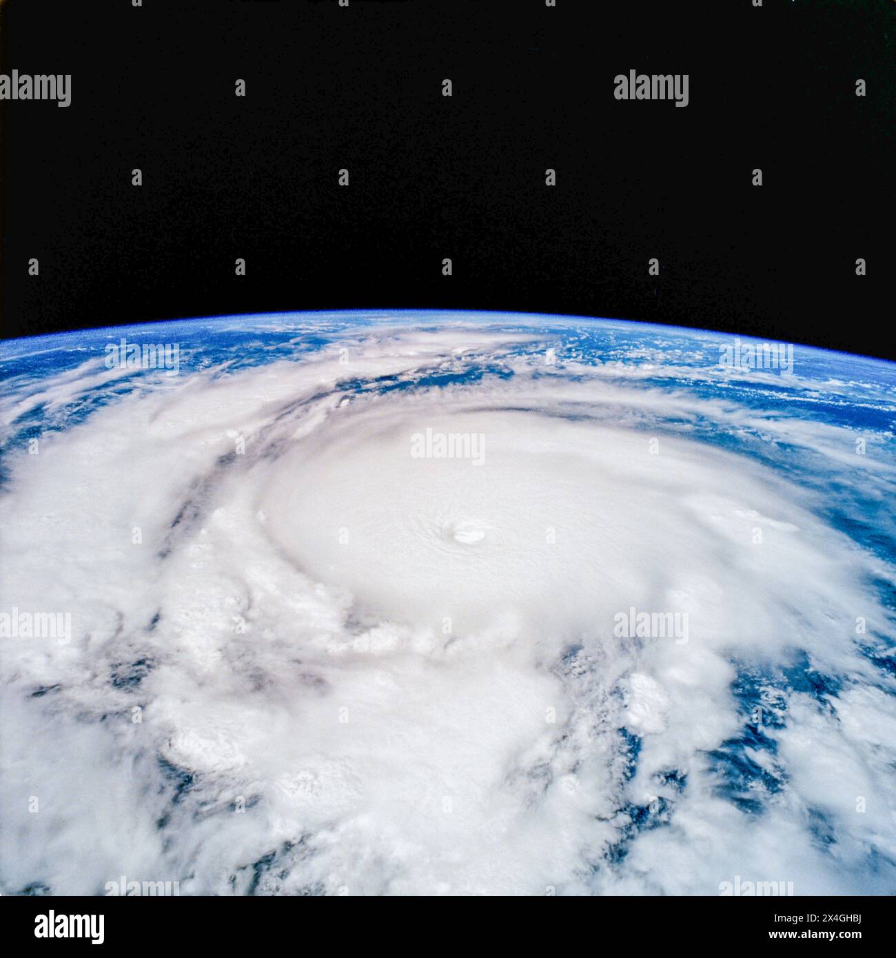 Satellitenansicht des Hurrikans Emilia im östlichen Pazifik. Diese hohe schräge Ansicht des Sturms zeigt zahlreiche Gewitterbänder, überschießende Gewitterspitzen in der Tropopause und ein gut entwickeltes Auge in der Bildmitte. Stockfoto