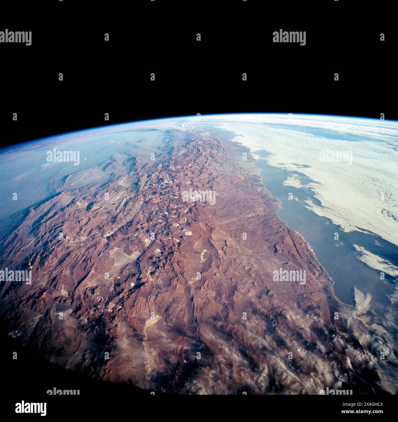 Satellitenansicht des nördlichen Chiles und der Anden. Die Atacamawüste, eine der trockensten Regionen der Erde, ist entlang der chilenischen Küste deutlich sichtbar. Links im Vordergrund befindet sich der Salar de Arizaro. Stockfoto