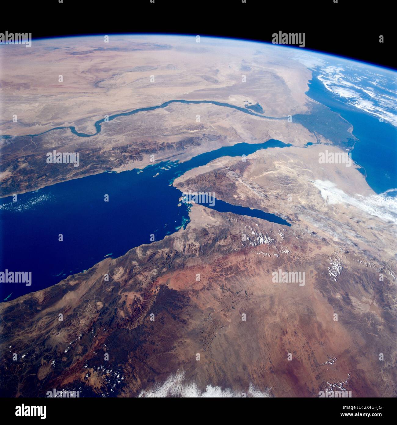 Satellitenblick auf das Nildelta, das Rote Meer und das Mittelmeer. Nubische Wüste, westliche Wüste von Ägypten und Libyen, Assuan-Staudamm aus dem Weltraum. Stockfoto