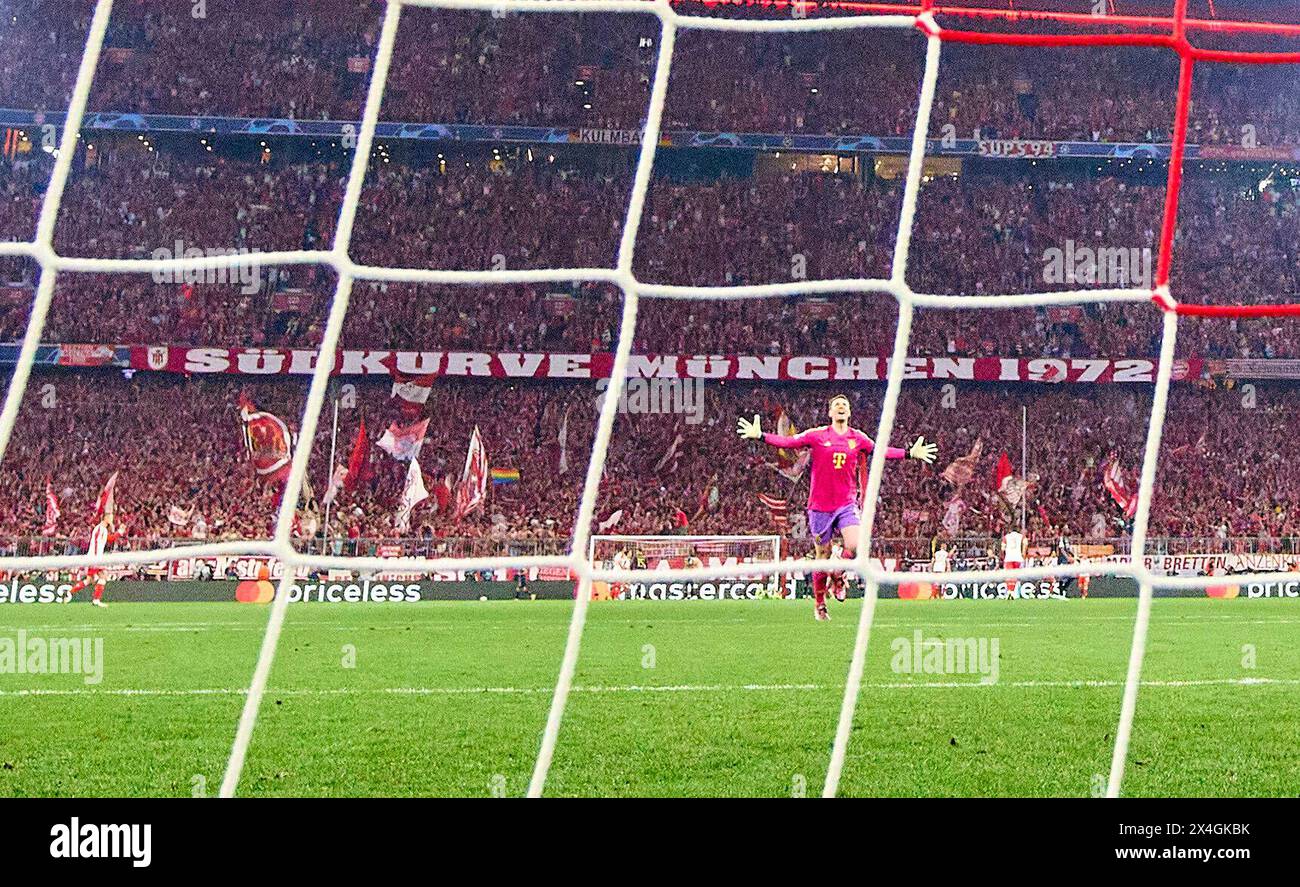 München, Deutschland. April 2024 30. Manuel NEUER, Torhüter FCB 1 feiert 2-1 Tor, glücklich, lachen, feiert, im Halbfinalspiel FC BAYERN MÜNCHEN - REAL MADRID 2-2 Fußball UEFA Champions League in der Saison 2023/2024 in München, 30. April 2024. Halbfinale, FCB, München Fotograf: ddp Images/STAR-Images Credit: ddp Media GmbH/Alamy Live News Stockfoto