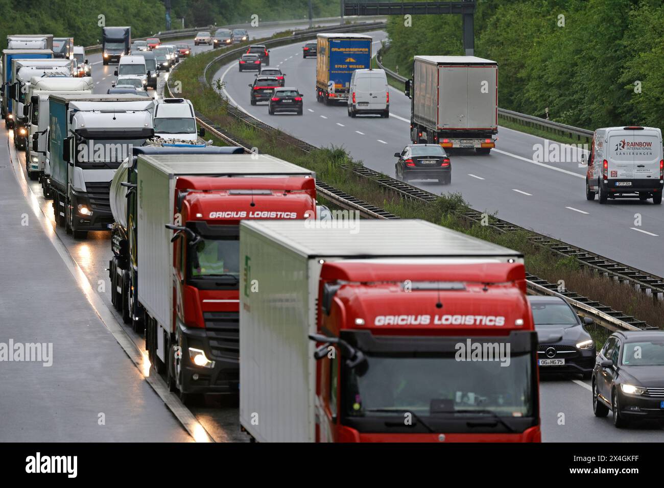 03.05.2024 Stau auf der BAB A5 zwischen Seeheim-Jugenheim und Darmstadt-Eberstadt wegen eines Verkehrsunfalls mit einem Kleintransporter Klein-LKW auf beiden Fahrspuren x Vorbeifahrt auf dem Standstreifen der Autobahn A5 möglich (Foto: Peter Henrich) Stockfoto