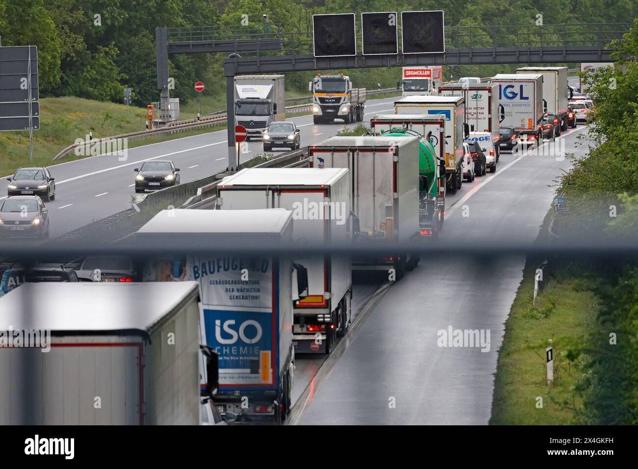 03.05.2024 Stau auf der BAB A5 zwischen Seeheim-Jugenheim und Darmstadt-Eberstadt wegen eines Verkehrsunfalls mit einem Kleintransporter Klein-LKW auf beiden Fahrspuren x Vorbeifahrt auf dem Standstreifen der Autobahn A5 möglich (Foto: Peter Henrich) Stockfoto