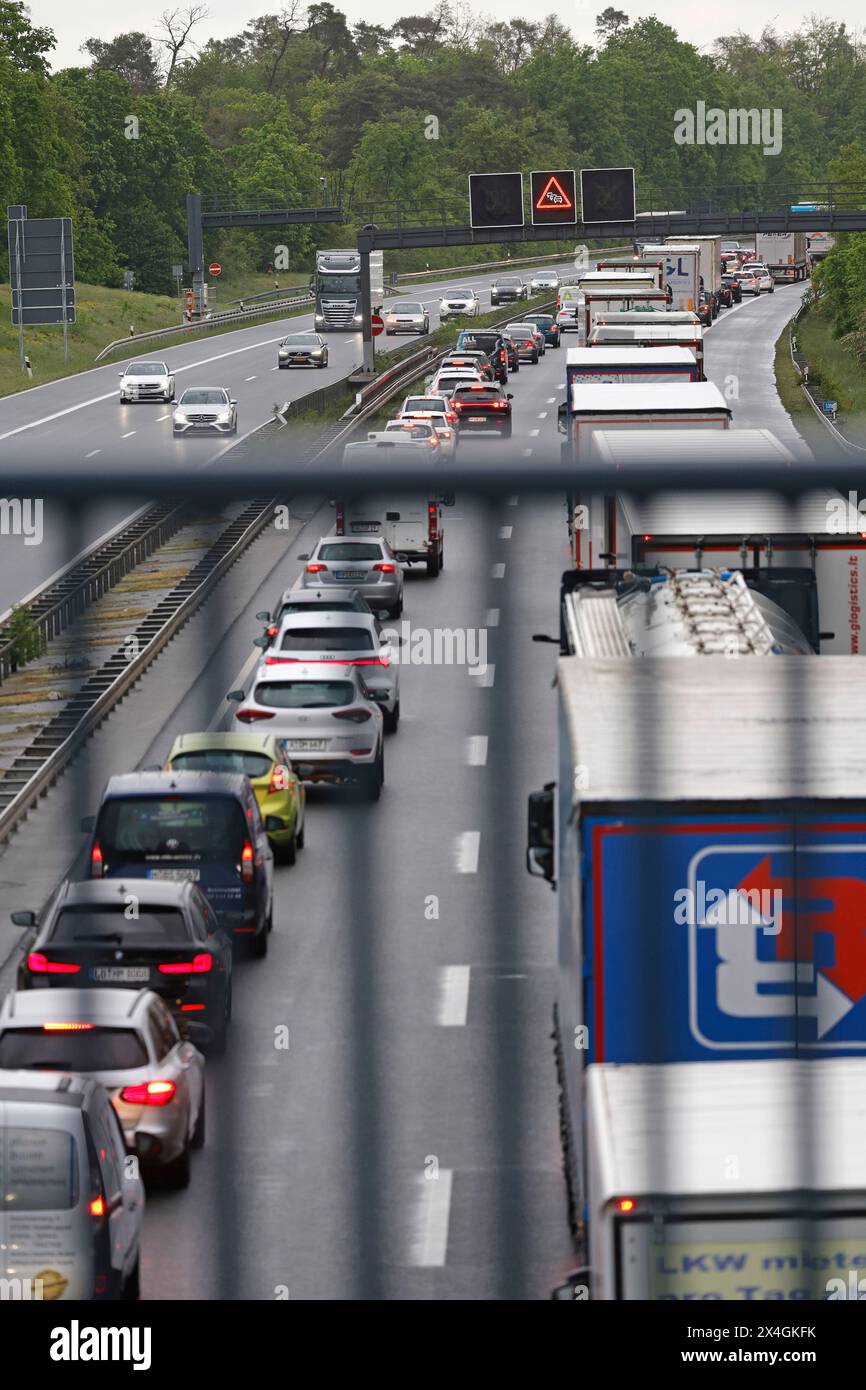 03.05.2024 Stau auf der BAB A5 zwischen Seeheim-Jugenheim und Darmstadt-Eberstadt wegen eines Verkehrsunfalls mit einem Kleintransporter Klein-LKW auf beiden Fahrspuren x Rettungsgasse x Vorbeifahrt auf dem Standstreifen der Autobahn A5 möglich (Foto: Peter Henrich) Stockfoto