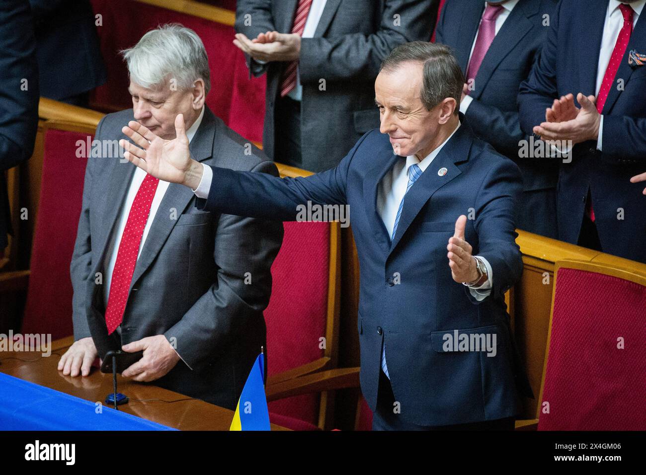 Marschall des polnischen Senats Tomasz Grodzki (R) begrüßt ukrainische Abgeordnete vor seiner Rede im Saal des ukrainischen parlaments (Werchowna Rada) während seines Besuchs in Kiew. Stockfoto