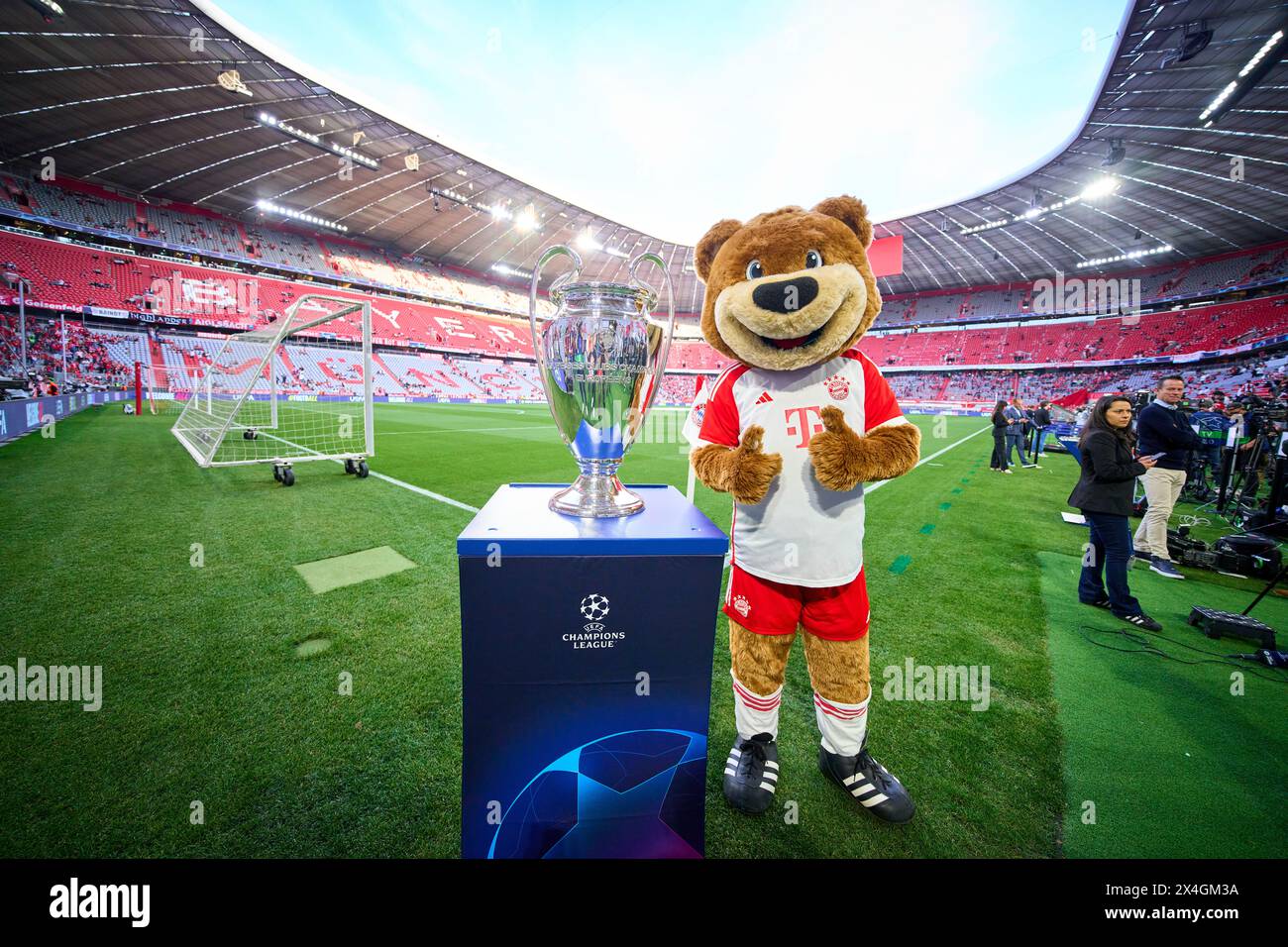 FCB Maskottchen Bernie , Maskottchen, mit Champions League Pokal, Trophäe, Pott, Zeremonie, im Halbfinalspiel FC BAYERN MÜNCHEN - REAL MADRID 2-2 Fußball UEFA Champions League in der Saison 2023/2024 in München, 30. April 2024. Halbfinale, FCB, München © Peter Schatz / Alamy Live News Stockfoto