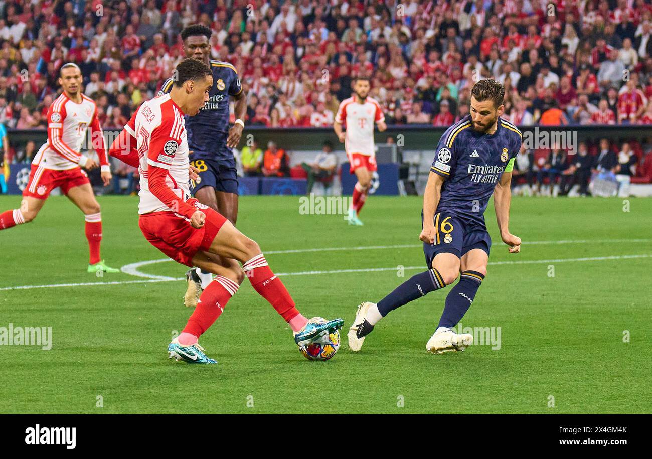 Jamal MUSIALA, FCB 42 tritt um den Ball, Tackling, Duell, Header, zweikampf, Action, Kampf gegen Mateo KOVACIC, Real Madrid 16 Aurelien Tchouameni, Real Madrid 18 im Halbfinalspiel FC BAYERN MÜNCHEN - REAL MADRID 2-2 Fußball UEFA Champions League in der Saison 2023/2024 in München, 30. April 2024. Halbfinale, FCB, München © Peter Schatz / Alamy Live News Stockfoto