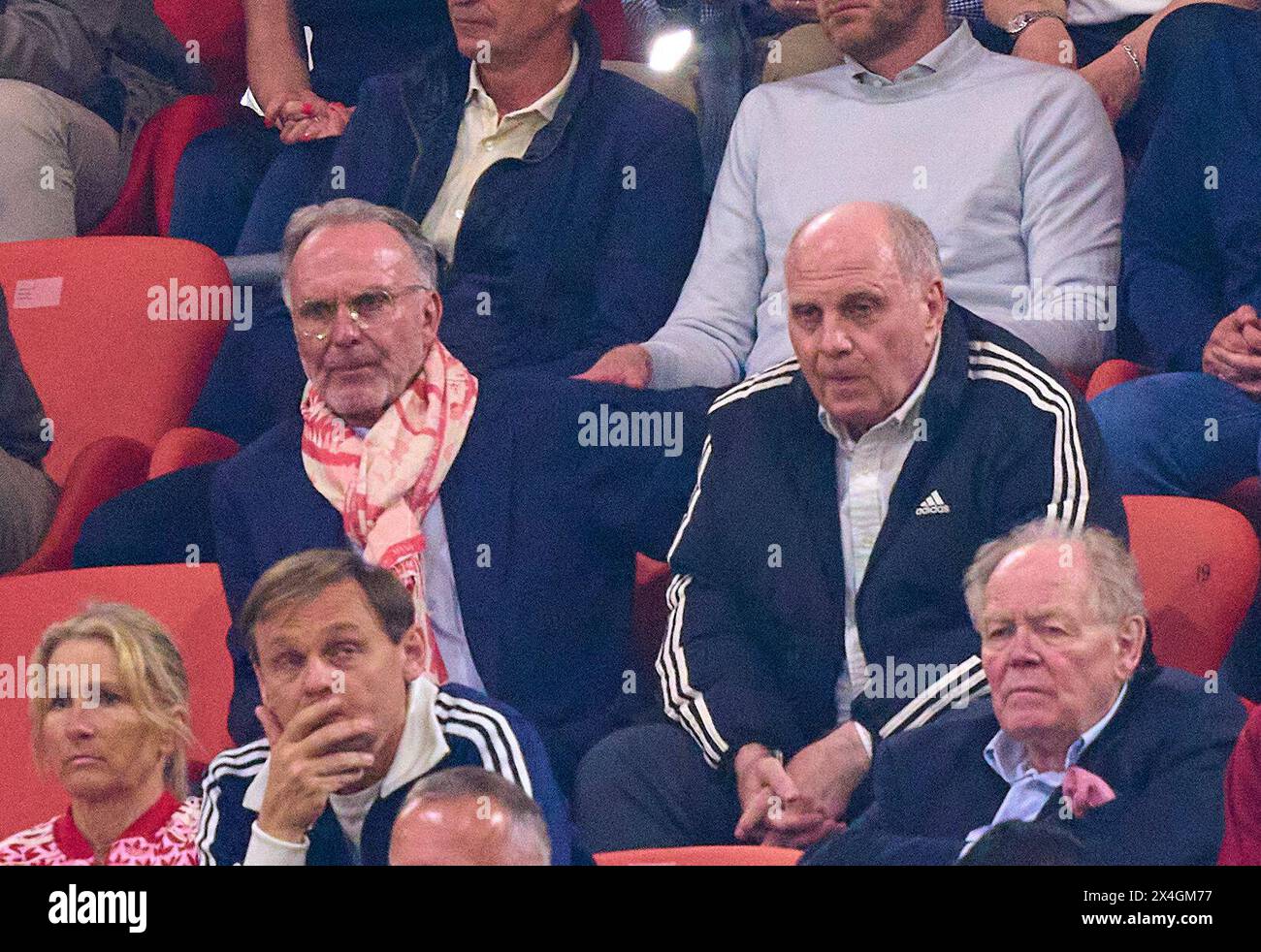 Karl-Heinz RUMMENIGGE (Mitglied Aufsichtsrat FCB AG) Uli HOENESS (ehemaliger FCB-Präsident), Ehrenpräsident, im Halbfinalspiel FC BAYERN MÜNCHEN - REAL MADRID 2-2 der Fußball UEFA Champions League in der Saison 2023/2024 in München, 30. April 2024. Halbfinale, FCB, München © Peter Schatz / Alamy Live News Stockfoto