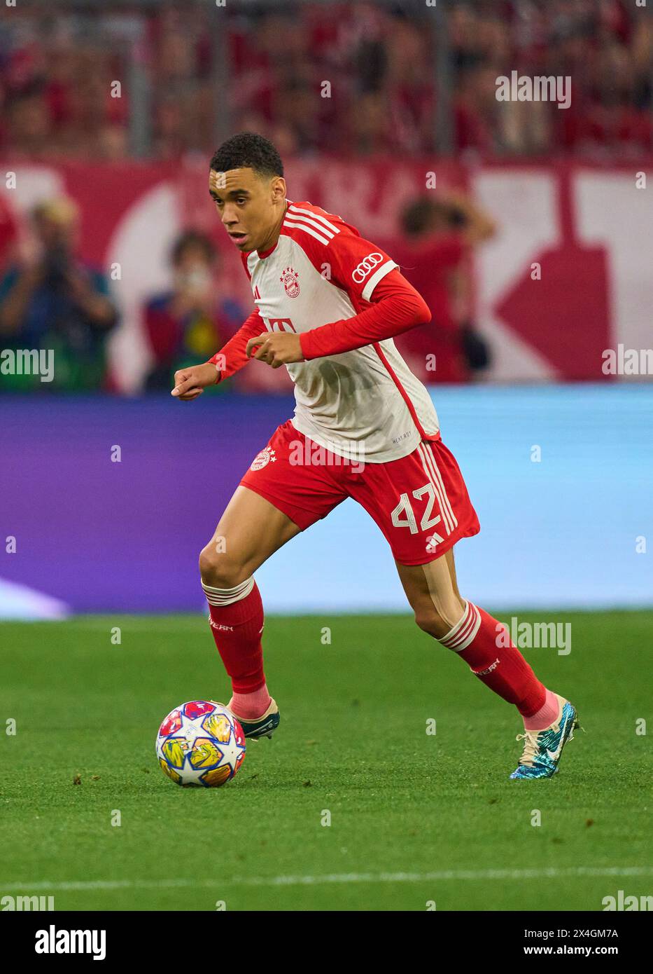 Jamal MUSIALA, FCB 42 im Halbfinalspiel FC BAYERN MÜNCHEN - REAL MADRID 2-2 der Fußball UEFA Champions League in der Saison 2023/2024 in München, 30. April 2024. Halbfinale, FCB, München © Peter Schatz / Alamy Live News Stockfoto