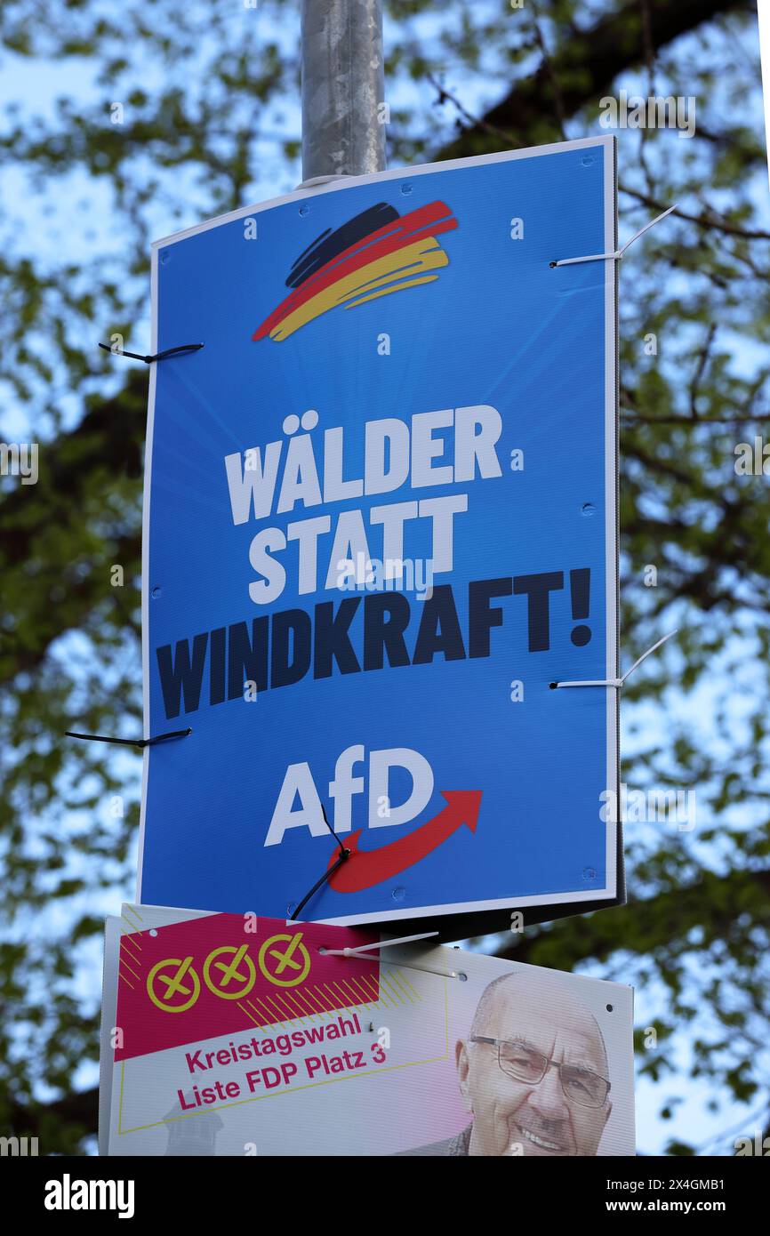 AFD-Wahlplakat - Wahl in Thüringen - Landtagswahl am 1. September in Thüringen 2024 - Landratswahl im Saale-Holzland-Kreis am 26. Mai 2024 - Deutschland, DE, DEU, Deutschland, Neustadt an der Orla, 27.04.2024 - WÄLDER STATT WINDKRAFT - Logo: AFD - Abbildung: Deutsche Nationalfarben Schwarz Rot Gold - Stromerzeugung aus Windkraft Windkraftanlagen für das Klima - Wald ist ein Gegenspieler des Klimawandels. *** AfD-Wahl Plakatwahl in Thüringen Landtagswahl am 1. September 2024 in Thüringen Landtagswahl im Landkreis Saale Holzland am 26. Mai 2024 Deutschland, DE, Deutschland, Neustadt und d Stockfoto
