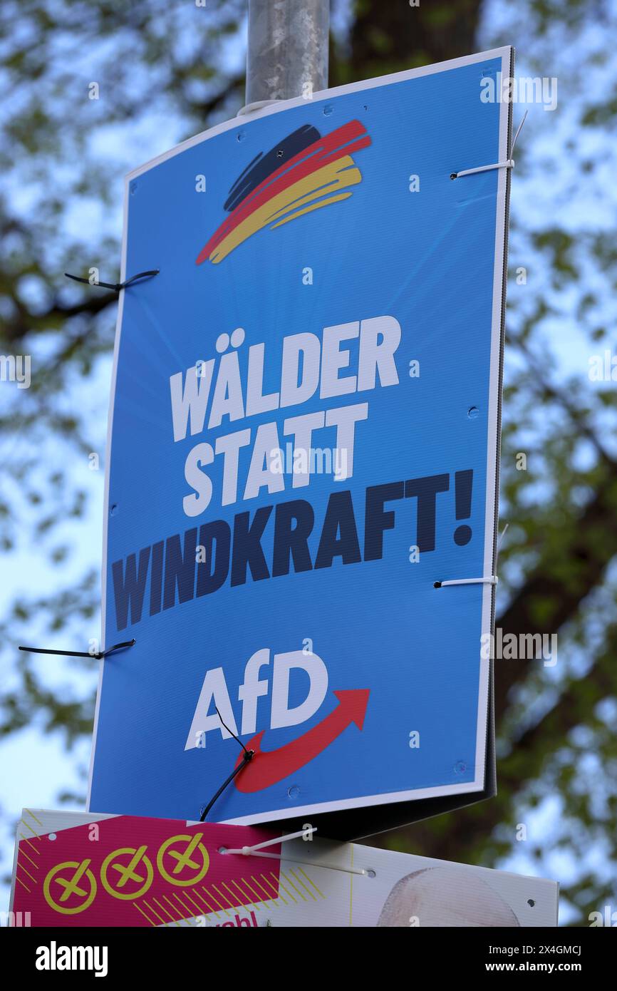 AFD-Wahlplakat - Wahl in Thüringen - Landtagswahl am 1. September in Thüringen 2024 - Landratswahl im Saale-Holzland-Kreis am 26. Mai 2024 - Deutschland, DE, DEU, Deutschland, Neustadt an der Orla, 27.04.2024 - WÄLDER STATT WINDKRAFT - Logo: AFD - Abbildung: Deutsche Nationalfarben Schwarz Rot Gold - Stromerzeugung aus Windkraft Windkraftanlagen für das Klima - Wald ist ein Gegenspieler des Klimawandels. *** AfD-Wahl Plakatwahl in Thüringen Landtagswahl am 1. September 2024 in Thüringen Landtagswahl im Landkreis Saale Holzland am 26. Mai 2024 Deutschland, DE, Deutschland, Neustadt und d Stockfoto