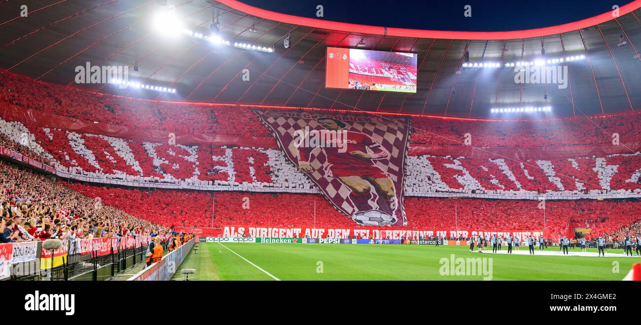 Panorama FOTO(M): FCB-Fans mit Choreo für Franz Beckenbauer nach dem Halbfinalspiel FC BAYERN MÜNCHEN - REAL MADRID 2-2 der Fußball UEFA Champions League in der Saison 2023/2024 in München, 30. April 2024. Halbfinale, FCB, München © Peter Schatz / Alamy Live News Stockfoto