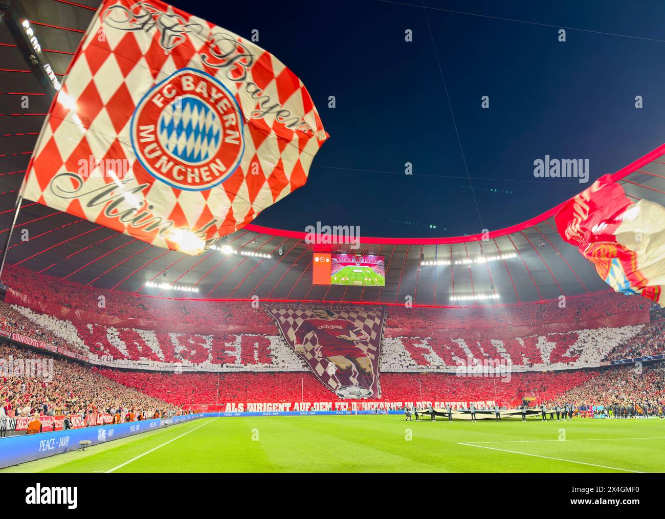 Allianz Arena Fans Choreo für Franz Beckenbauer im Halbfinalspiel FC BAYERN MÜNCHEN - REAL MADRID 2-2 der Fußball UEFA Champions League in der Saison 2023/2024 in München, 30. April 2024. Halbfinale, FCB, München Fotograf: ddp-Bilder / Sternbilder Stockfoto