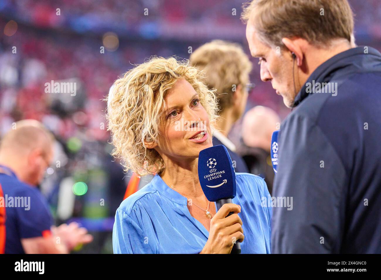 München, Deutschland. April 2024 30. Annika Zimmermann, deutsche Fernsehmoderatorin, Sportjournalistin, Autorin und Speakerin mit Trainer Thomas Tuchel (FCB), Teammanager, Headcoach, Trainer für Amazon Prive Video vor dem Halbfinalspiel FC BAYERN MÜNCHEN - REAL MADRID 2-2 der Fußball UEFA Champions League in der Saison 2023/2024 in München, 30. April 2024. Halbfinale, FCB, München Fotograf: ddp Images/STAR-Images Credit: ddp Media GmbH/Alamy Live News Stockfoto