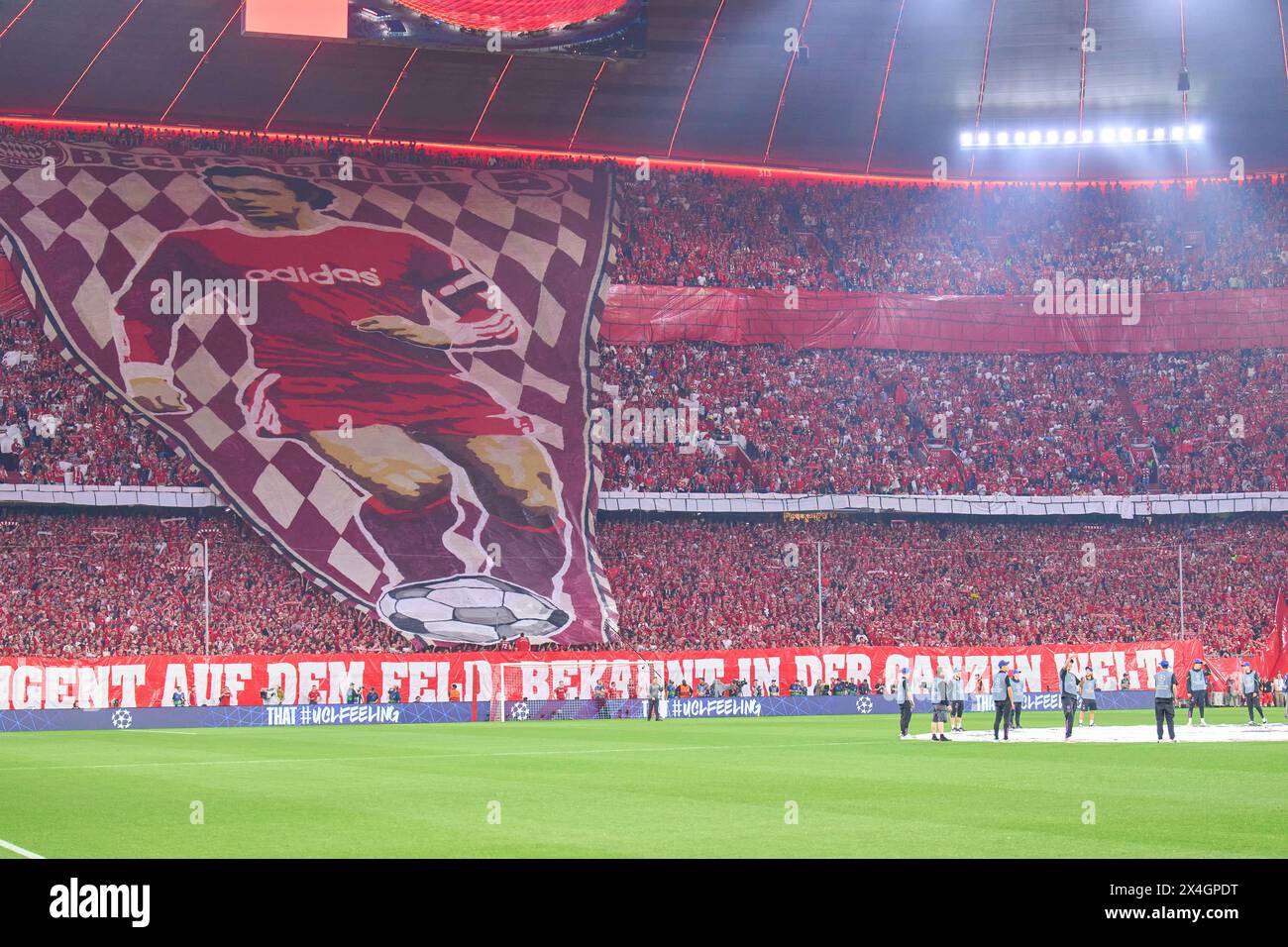 München, Deutschland. April 2024 30. FCB Fans mit Choreo für Franz Beckenbauer im Halbfinalspiel FC BAYERN MÜNCHEN - REAL MADRID 2-2 der Fußball UEFA Champions League in der Saison 2023/2024 in München, 30. April 2024. Halbfinale, FCB, München Fotograf: ddp Images/STAR-Images Credit: ddp Media GmbH/Alamy Live News Stockfoto