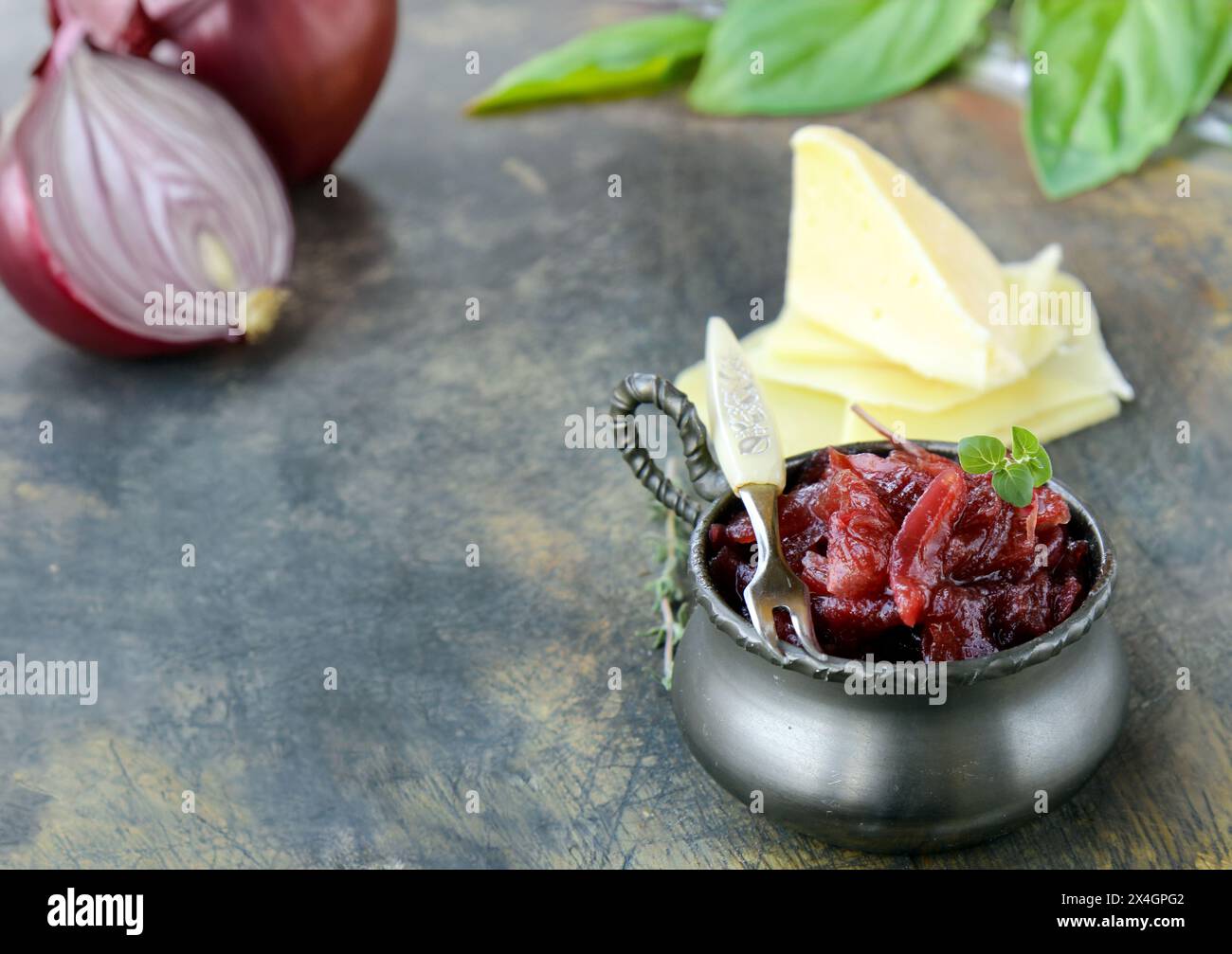 Karamellisierte Zwiebelkonfitmarmelade als Vorspeise Stockfoto