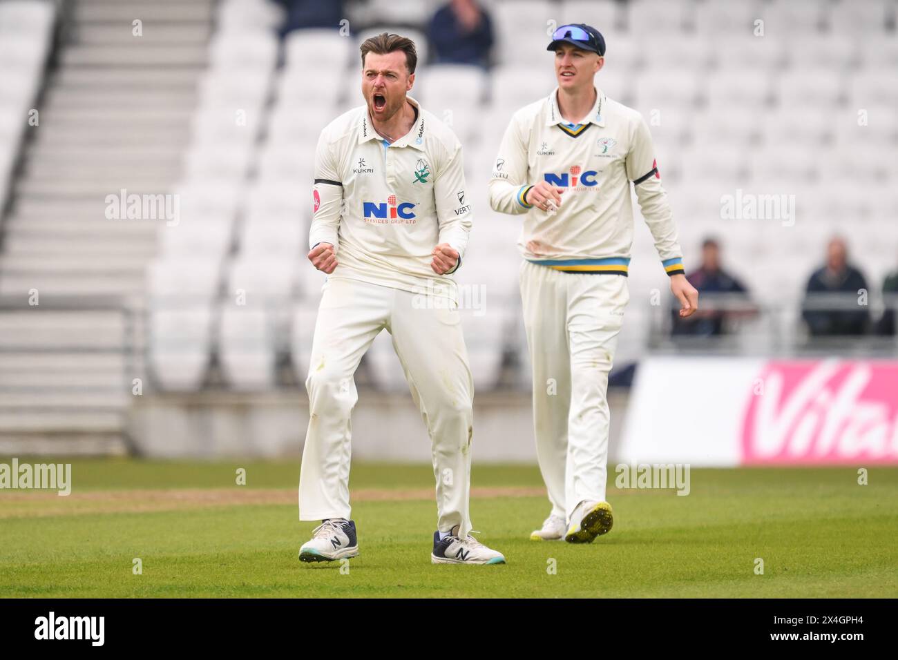 Dan Moriarty aus Yorkshire feiert die Übernahme des Wickets von Billy Root of Glamorgan, gefangen von Finlay Bean aus Yorkshire während des Vitality County Championship Division 2 Matches Yorkshire gegen Glamorgan am Headingley Cricket Ground, Leeds, Vereinigtes Königreich, 3. Mai 2024 (Foto: Craig Thomas/News Images) in, am 3. März 2024. (Foto: Craig Thomas/News Images/SIPA USA) Credit: SIPA USA/Alamy Live News Stockfoto