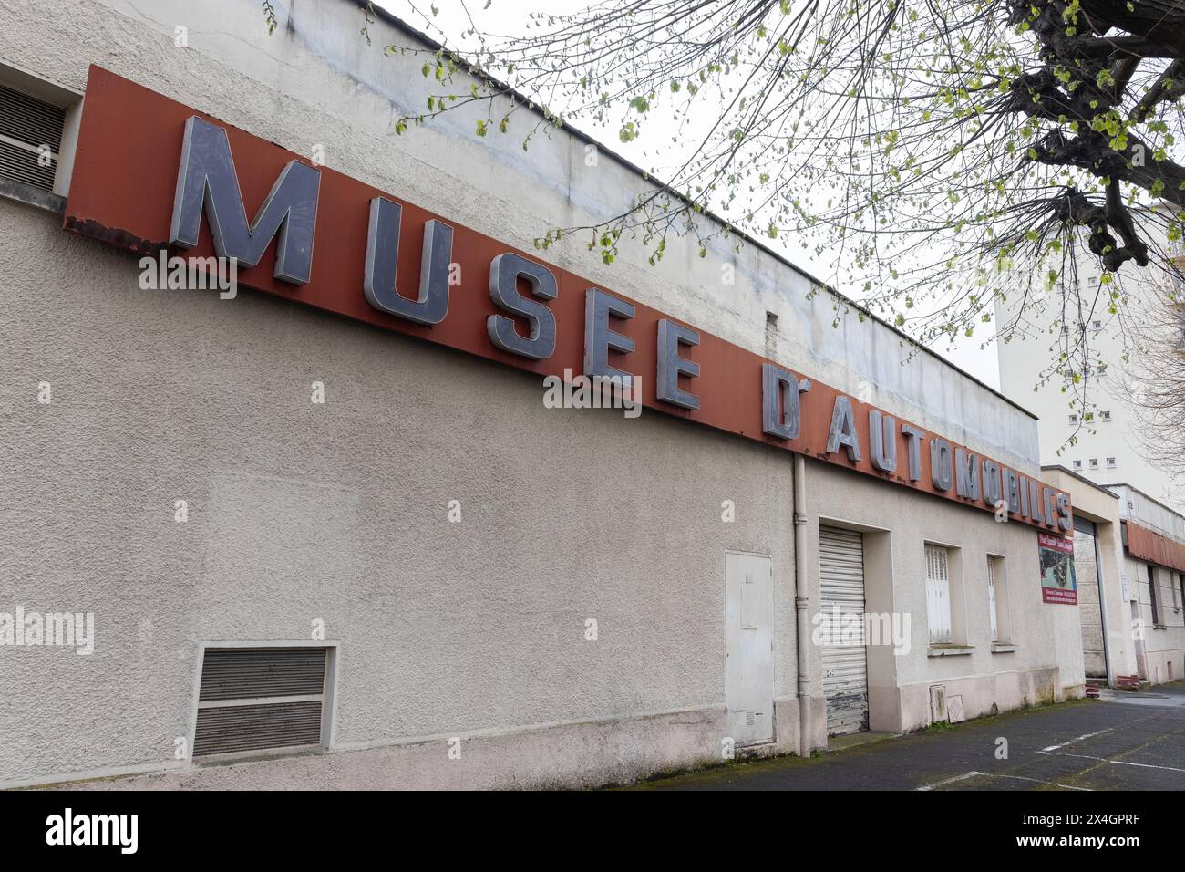 REIMS, FRANKREICH, 3. APRIL 2024: Musée Automobile Reims-Champagne, 1985 gegründet, um die Sammlung von Philippe Charbonn zu beherbergen Stockfoto