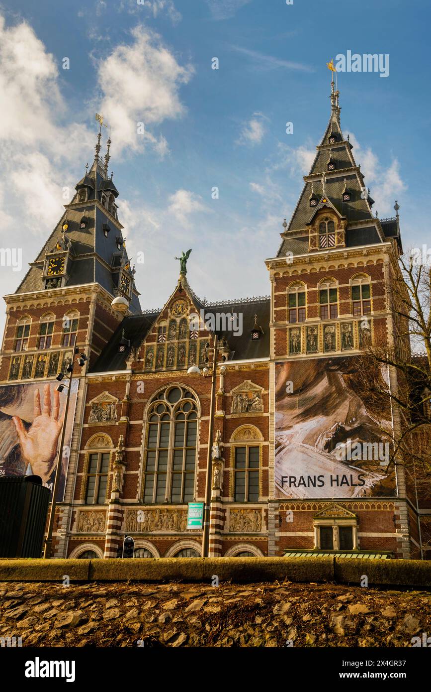 Die Kanalfassade des Rijksmuseums in Amsterdam verbindet niederländische Renaissance und gotische Stile, Niederlande. Stockfoto