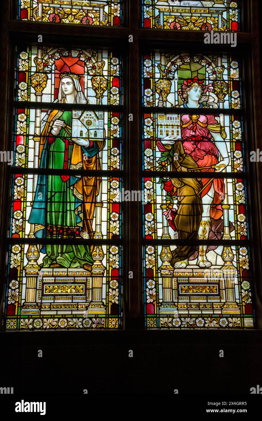Kunst der Architektur Buntglasfenster im Großen Saal des Rijksmuseums, Amsterdam, Niederlande. Stockfoto