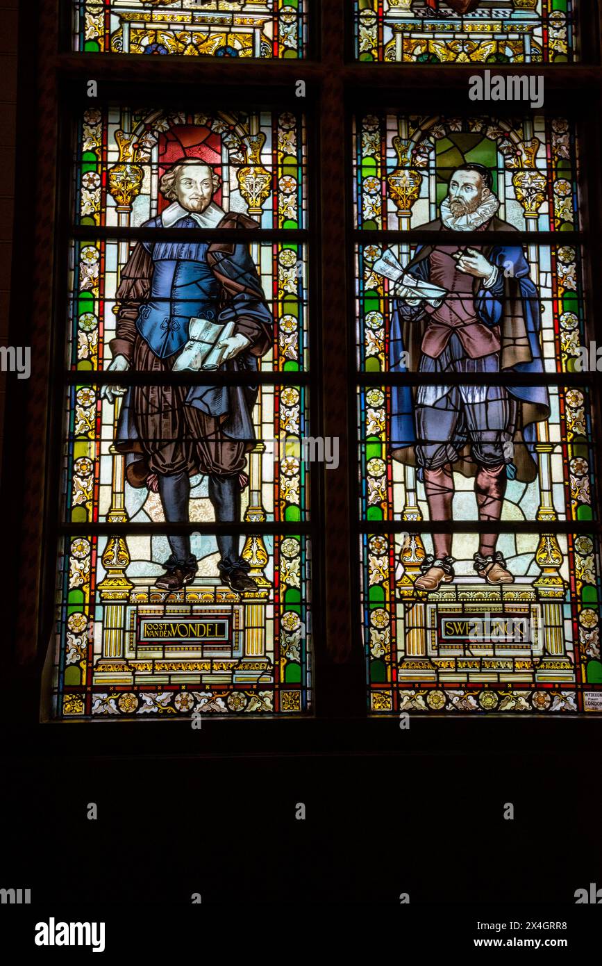 Das Buntglasfenster „Poesie und Musik“ im Großen Saal des Rijksmuseums in Amsterdam, Niederlande. Stockfoto